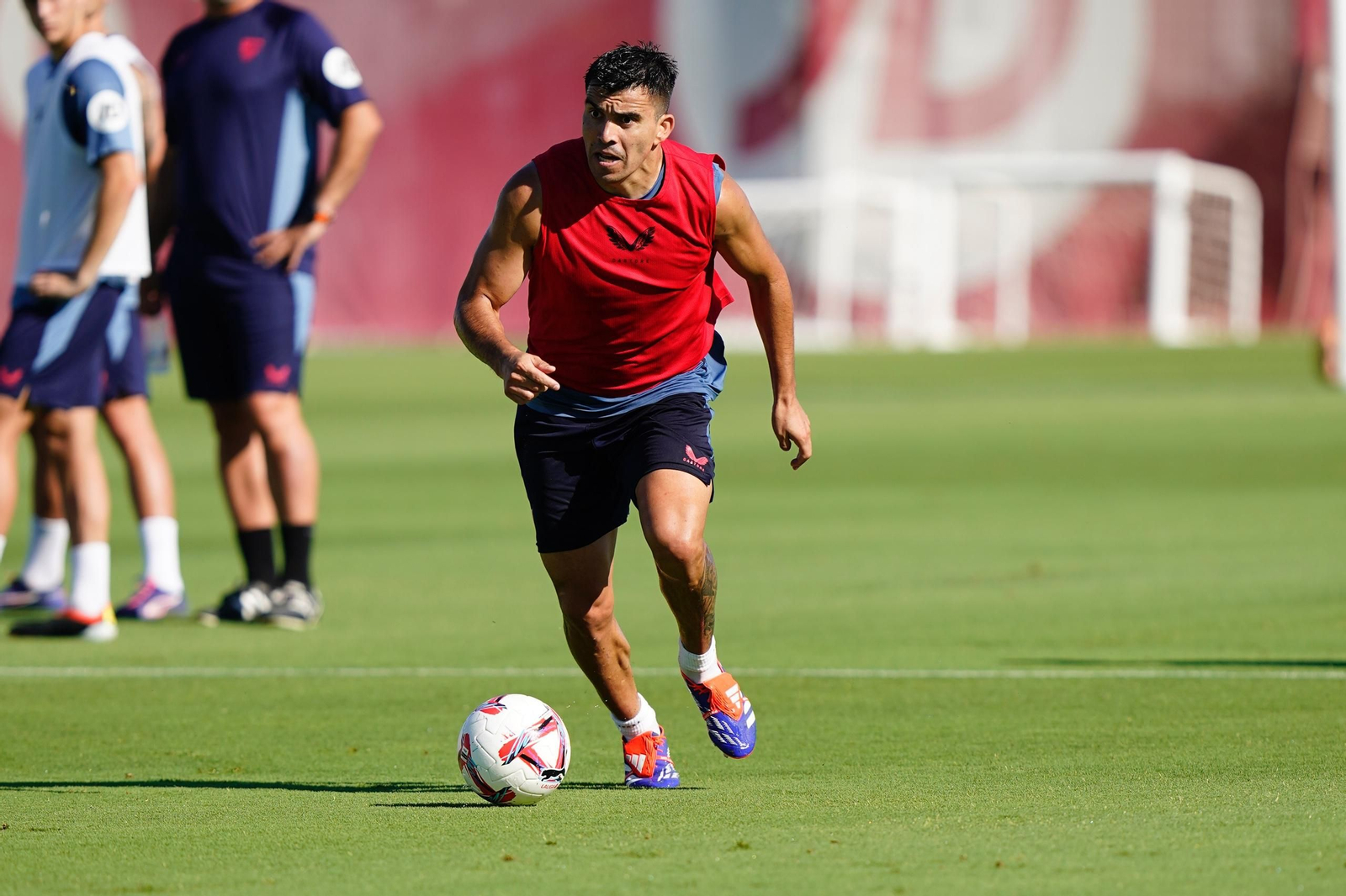 Acuña, en el entrenamiento de este lunes, posiblemente el último como sevillista.