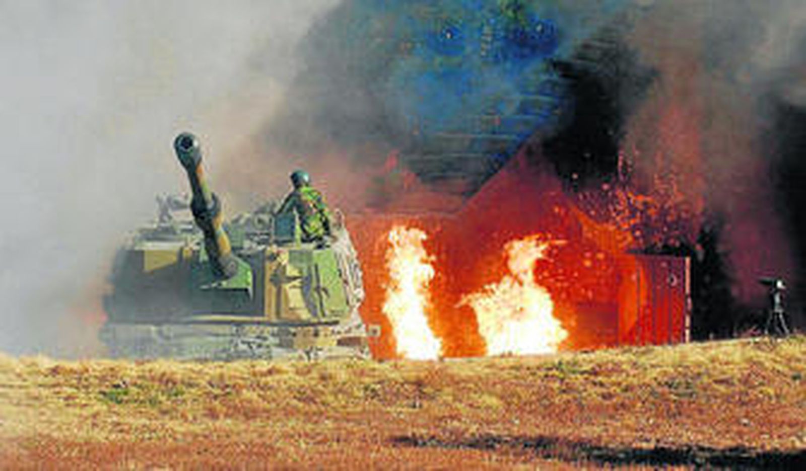 Un cañón autopropulsado surcoreano, en un momento del ataque norcoreano del pasado martes sobre la isla de Yeonpyeong.