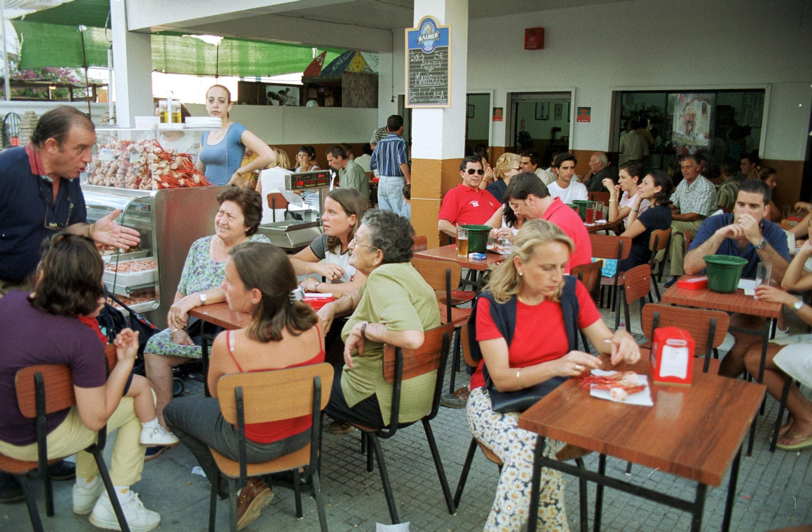 Terraza del bar Caracoles, de Punta Umbría, en una imagen del año 2000.