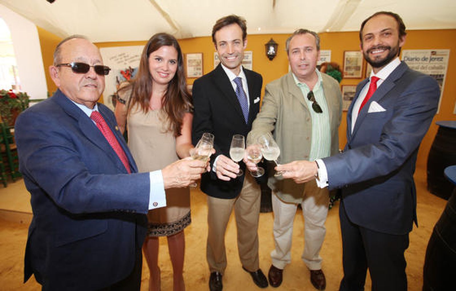 Álvaro Osborne Tosar, del grupo de empresas Álvaro Osborne; Marisa López y Benjamín Sánchez, de Diario de Jerez; Álvaro Osborne Gutiérrez, de Gesteco, y Joaquín Osborne, de Osborne técnicos consultores, en la caseta del Diario.

Foto: Vanesa Lobo