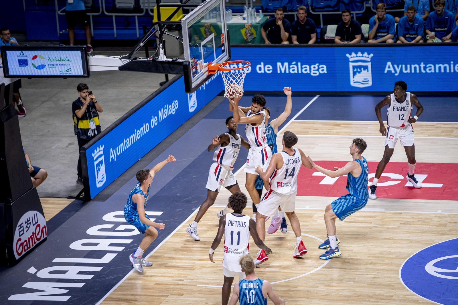 Zaccharie Risacher captura un rebote.