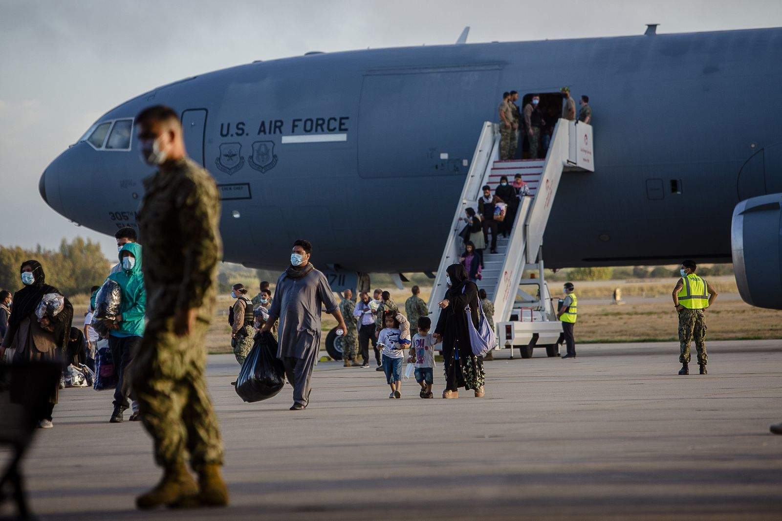 Refugiados  afganos  a su llegada a la base militar de Rota hace unos días