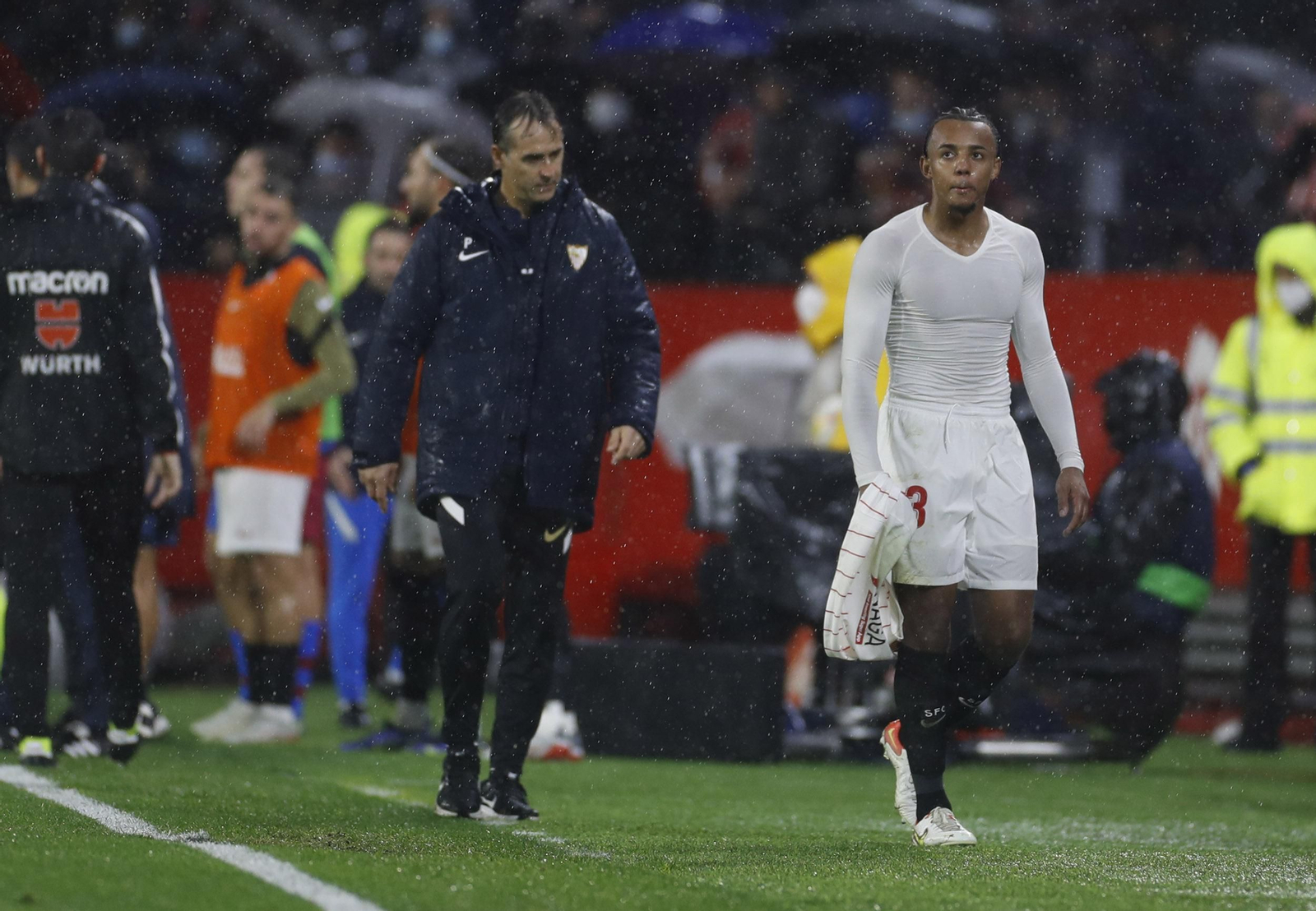 Koundé se retira con la mirada perdida tras su ingenuidad.