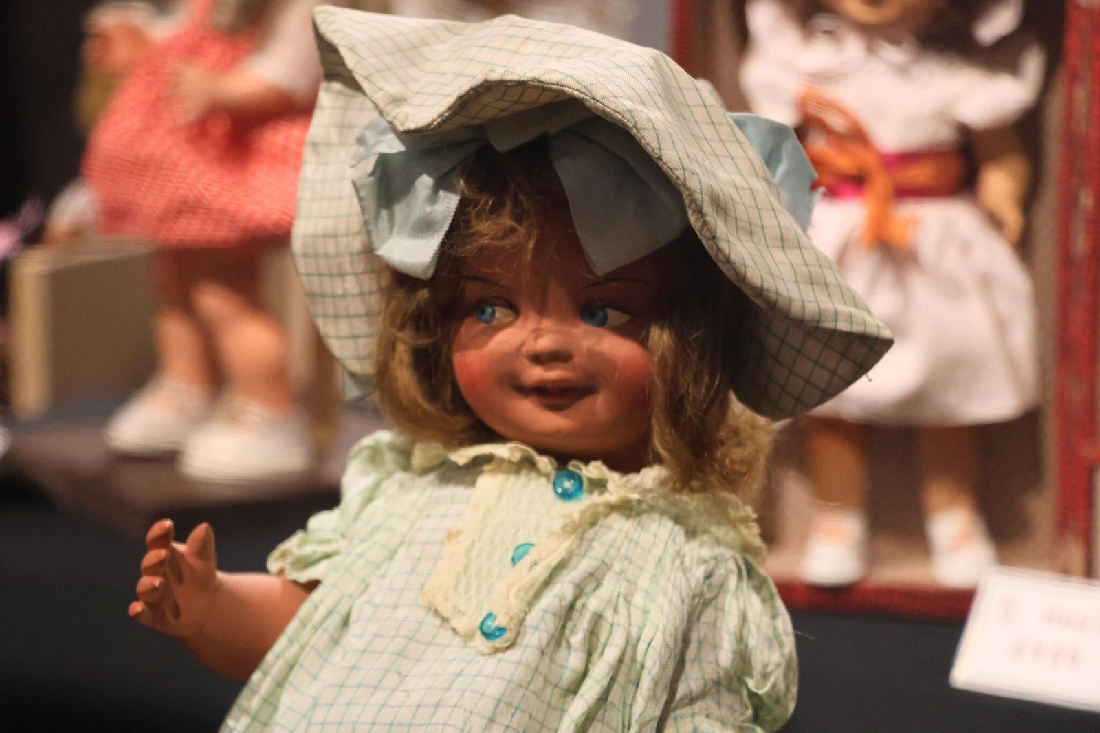 Muñeca con sombrero y vestido verde, una de las piezas más llamativas por su expresividad y el excelente estado de conservación.
