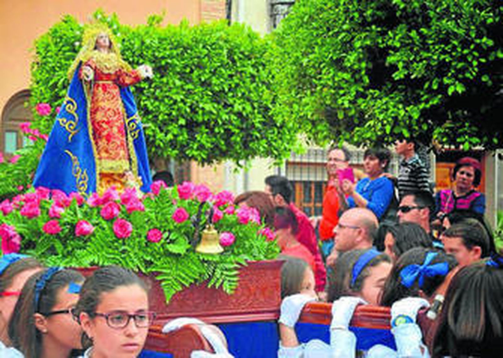 La Virgen del Primer Dolor a hombros a su salida en la plaza San Francisco.