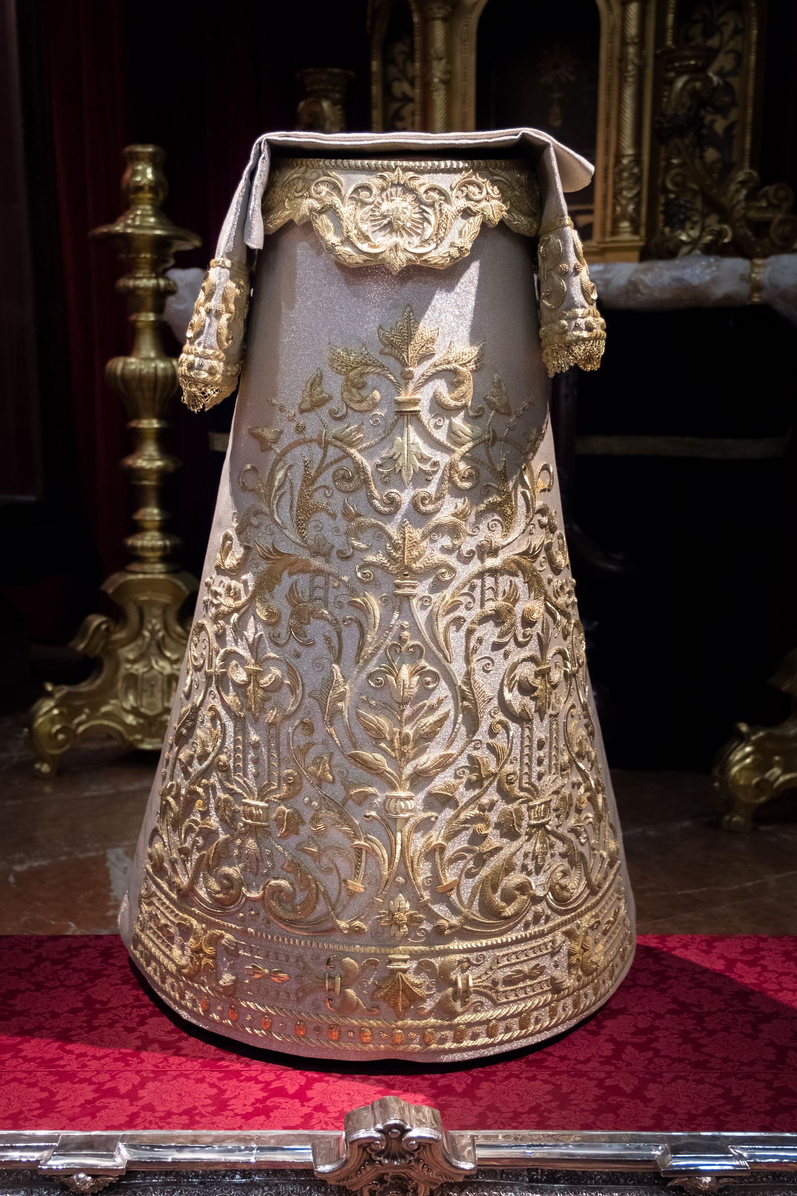 Detalles de la nueva saya para la Virgen del Mayor Dolor y Traspaso