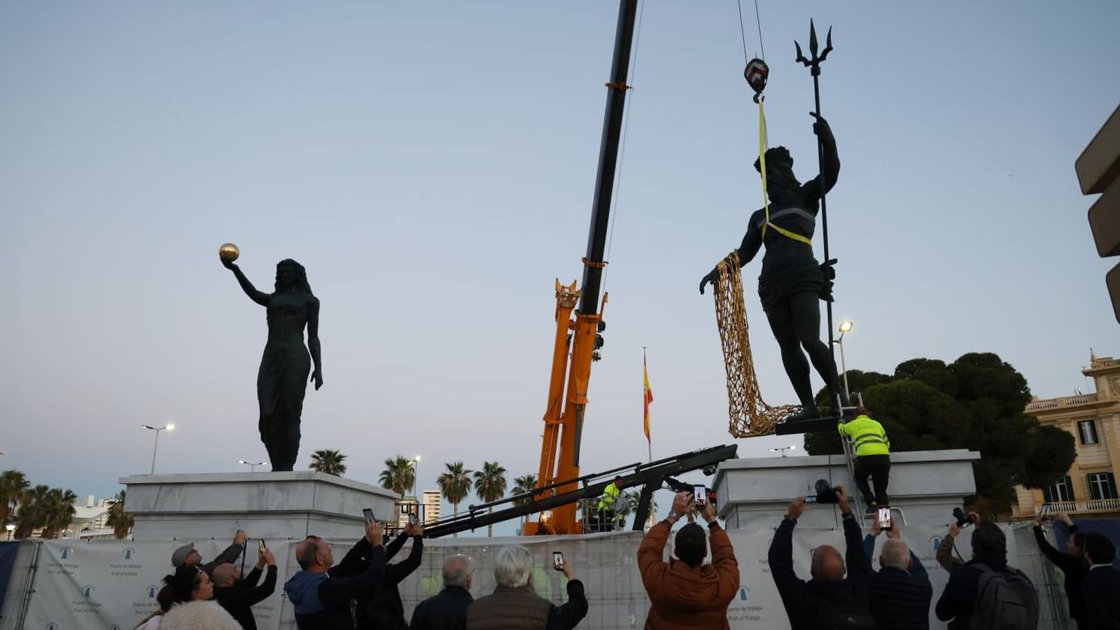 Montaje, este jueves, de una de las esculturas.