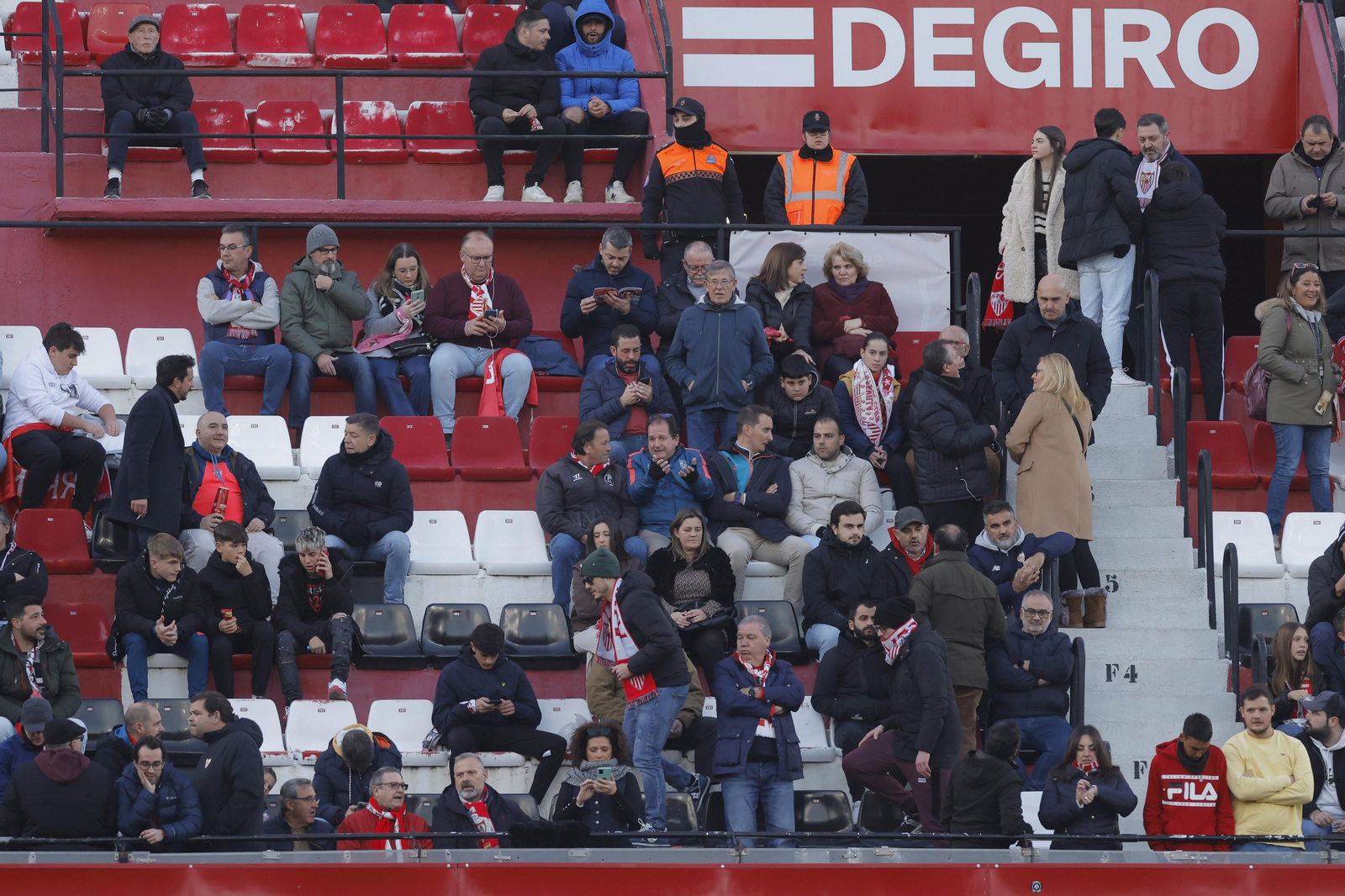 Búscate en las fotos del Sevilla-Elche