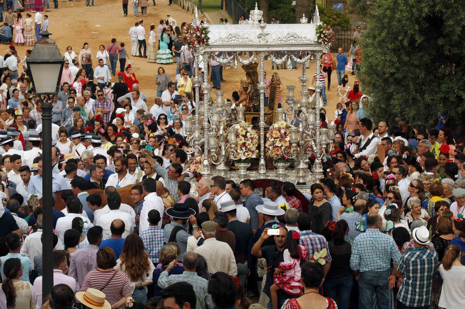 Las imágenes de la procesión de la Virgen de la Bella por el recinto romero de El Terrón