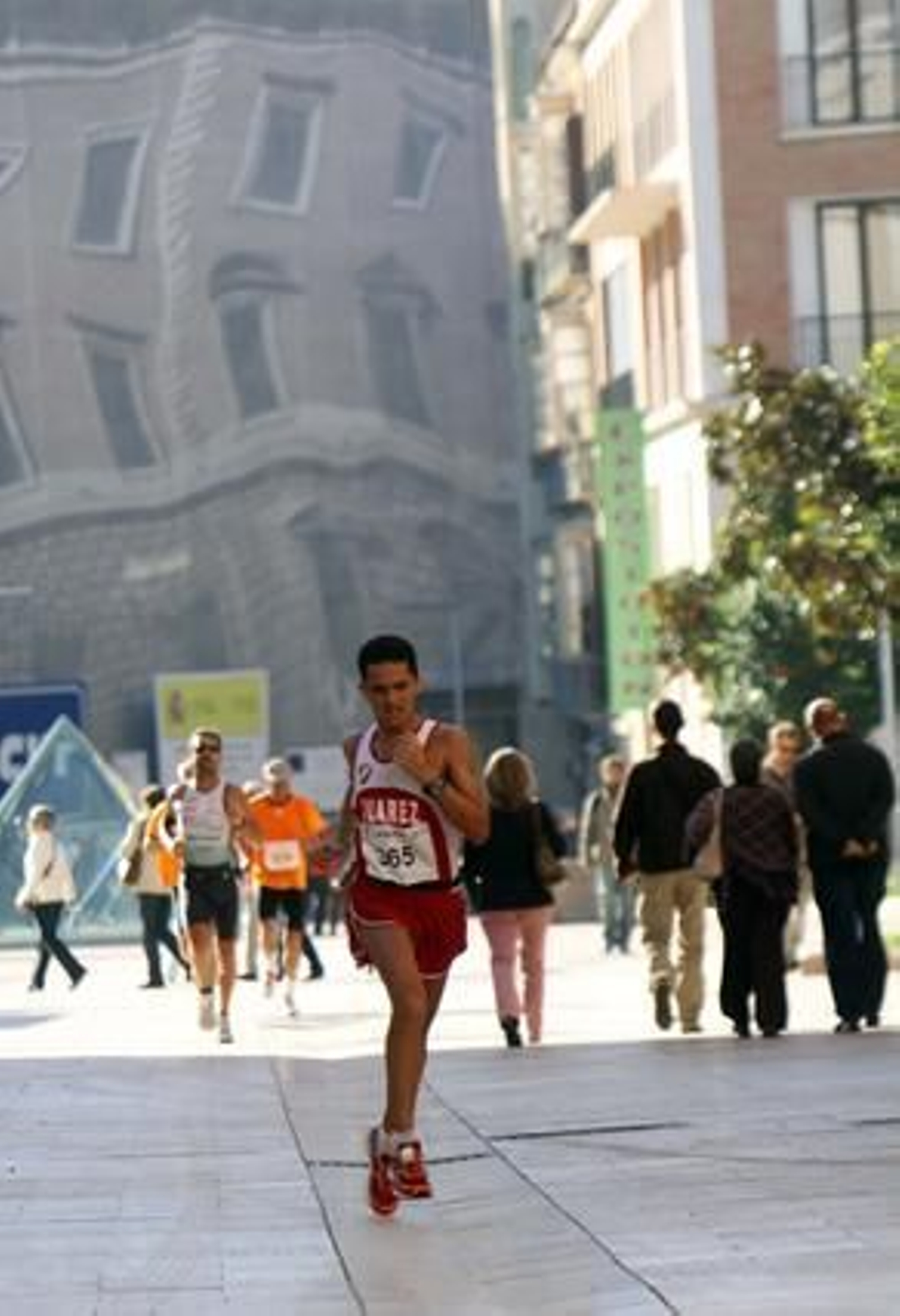El buen tiempo ha acompañado a los 722 atletas inscritos en la prueba, aunque el fuerte viento de poniente ha dificultado el recorrido de vuelta y ha impedido que se registraran mejores marcas.   Foto: Migue Fernandez