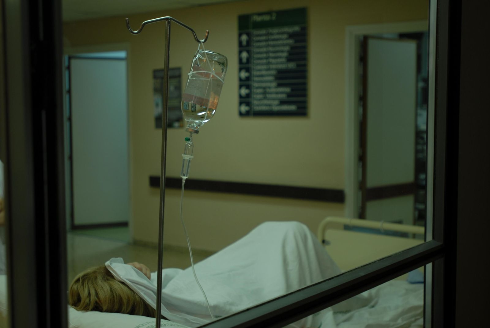 Una paciente espera en una cama para su ingreso.