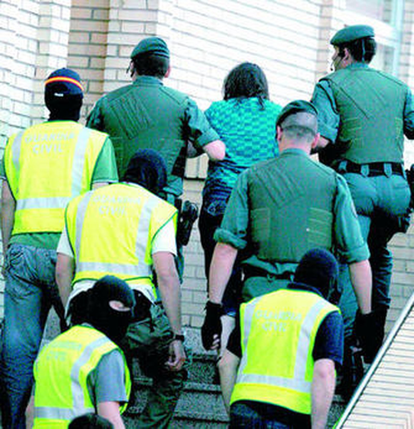 Guardias civiles detienen en Huelva a la presunta compañera sentimental del etarra Sertucha.