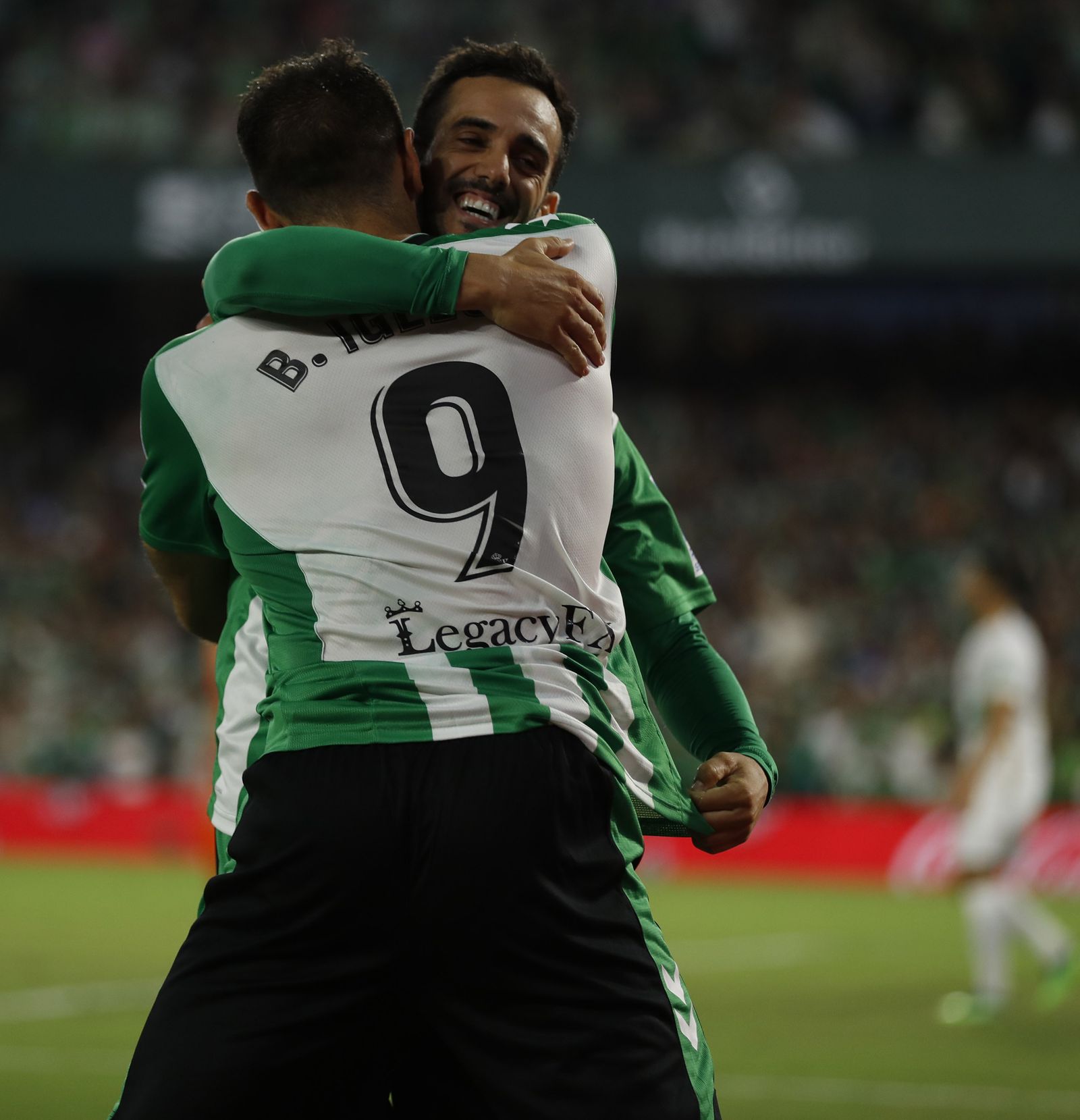 Juanmi y Borja Iglesias se abrazan en el tanto del ‘Panda’ ante el Elche en la primera jornada.
