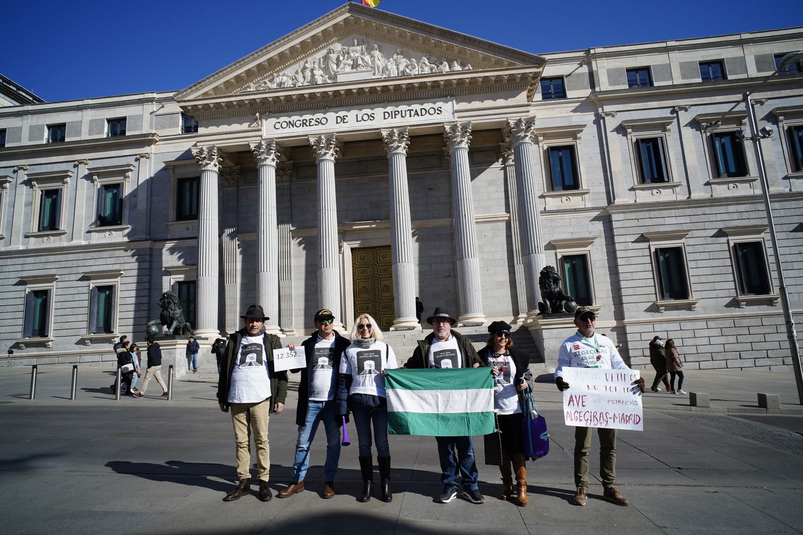 Parte de la directiva de Andalucía Bay 20.30, delante del Congreso de los Diputados.