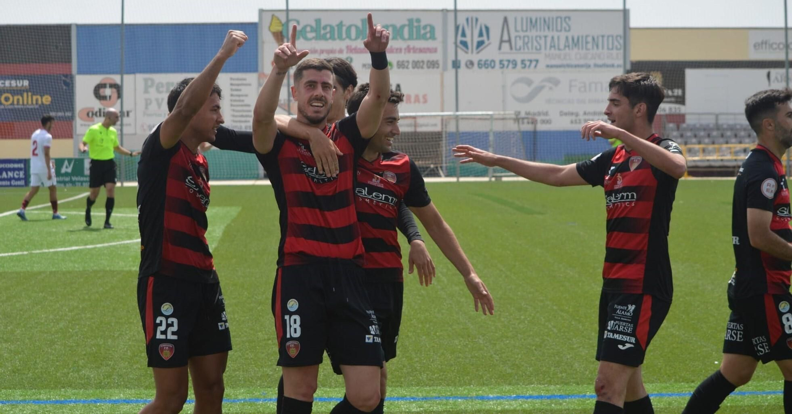 Jairo Morillas celebra el primero de sus dos goles en el Salerm Puente Genil - Sevilla C.