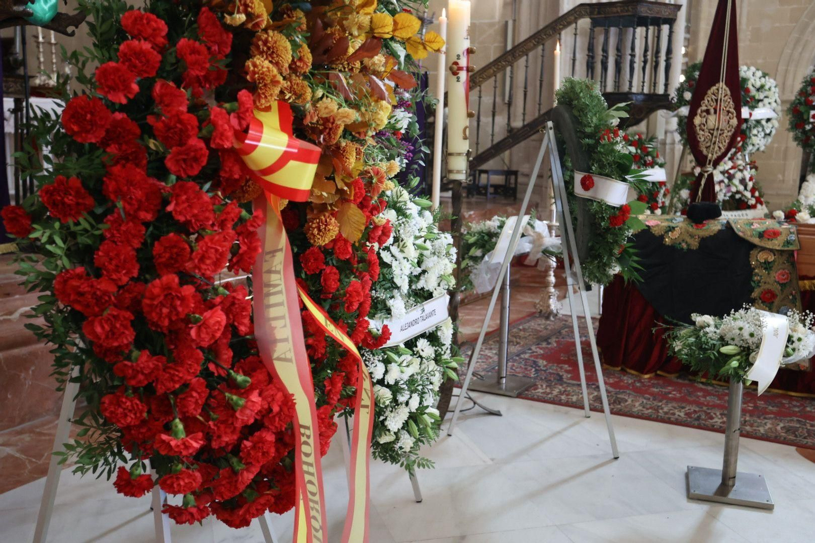 Así es la capilla ardiente de Rafael de Paula en Santiago: capote, montera y la bandera gitana