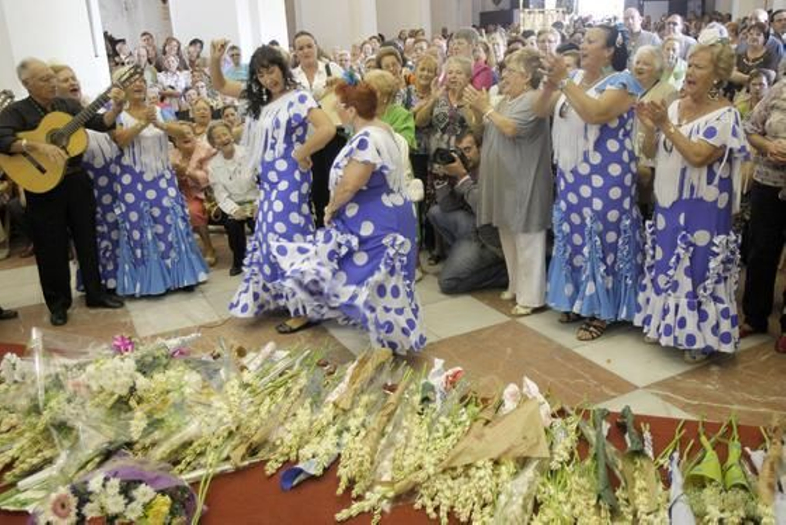 La iglesia de Santo Domingo acoge la tradicional ofrenda floral a la Virgen del Rosario con motivo del Día de la Patrona de Cádiz. 

Foto: Jesus Marin