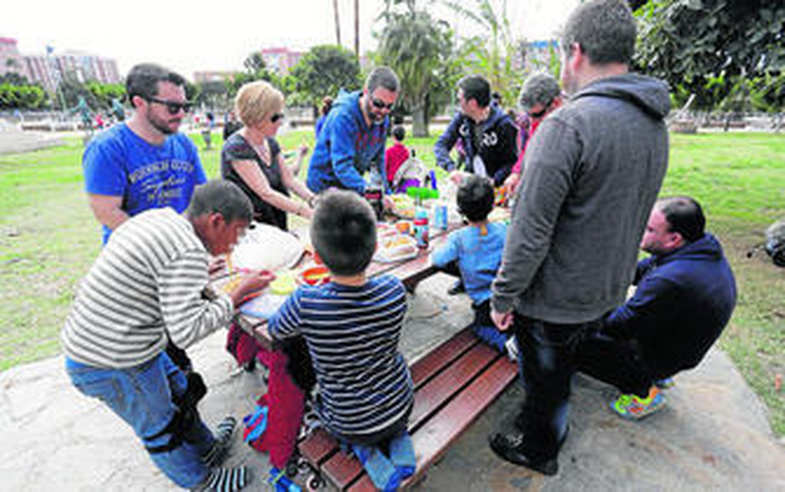Parejas gays con sus hijos disfrutan del almuerzo en el Parque del Oeste de Málaga.