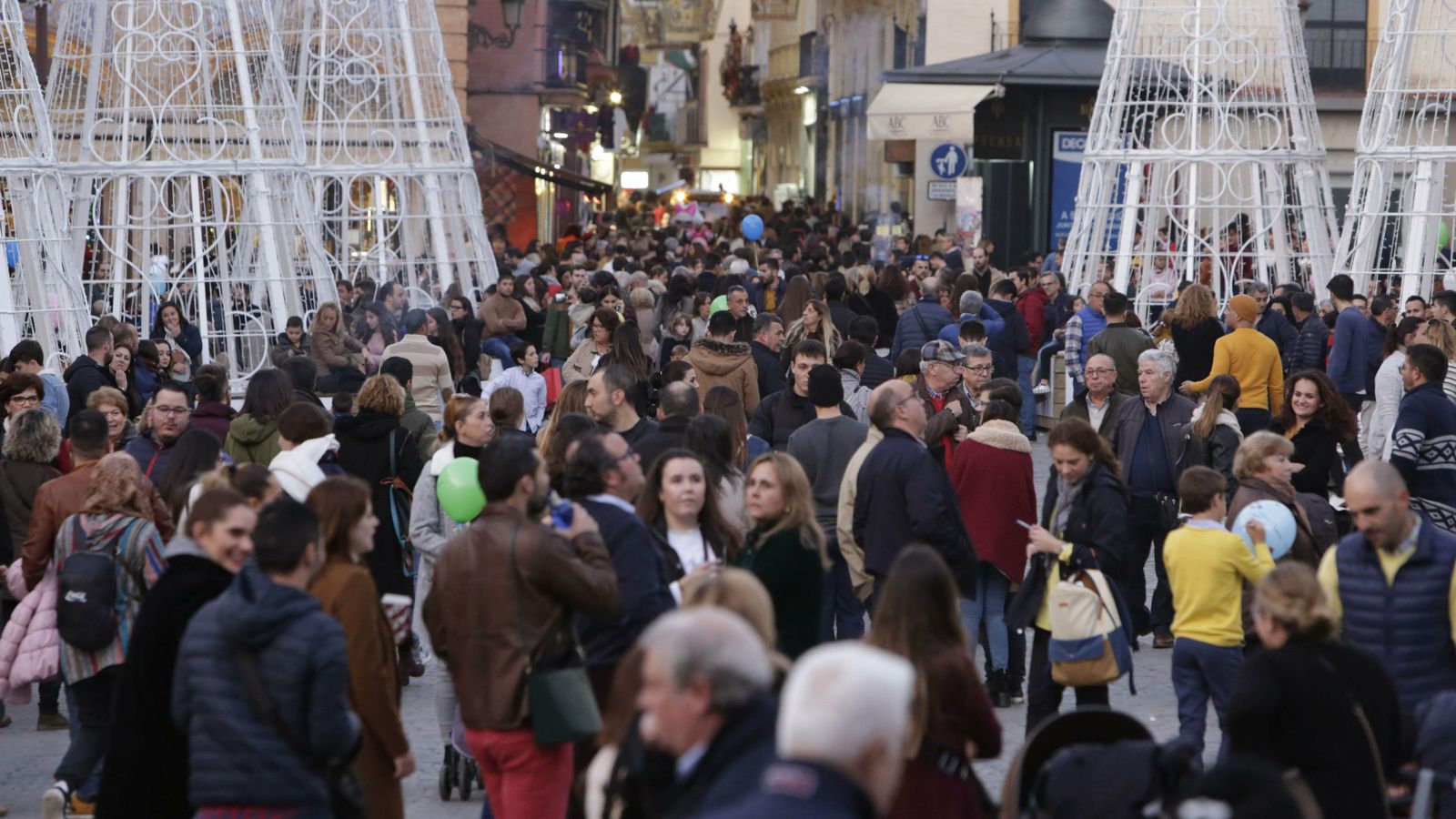 Numeroso público se concentra en la Plaza de San Francisco para ver el espectáculo navideño.