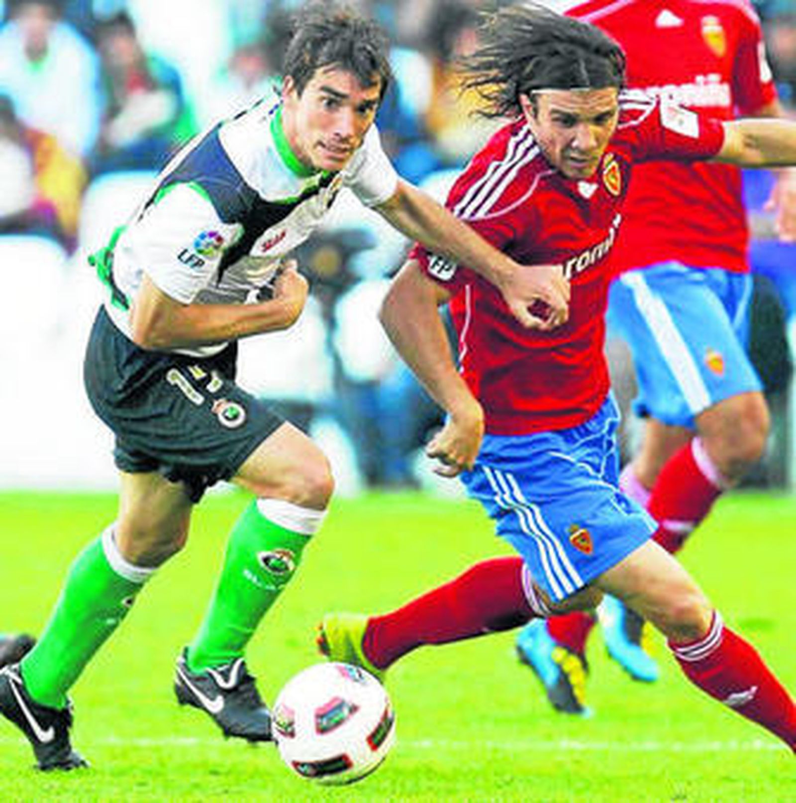 Francis intenta evitar el avance de Bertolo.