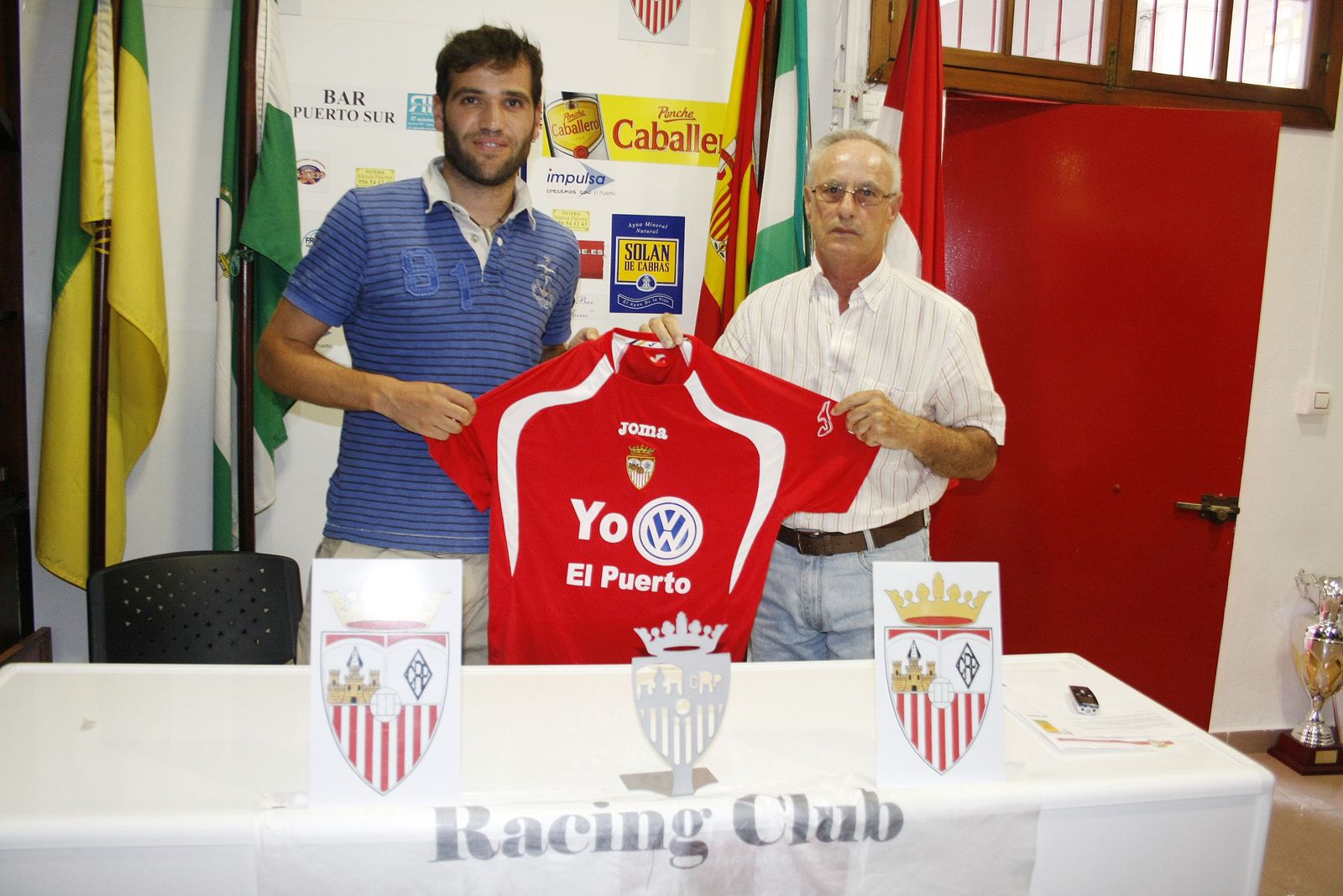 Carlos Alberto Matallanas (i), en agosto de 2012, con el entonces presidente del Racing Club Portuense  Ignacio Corzo.