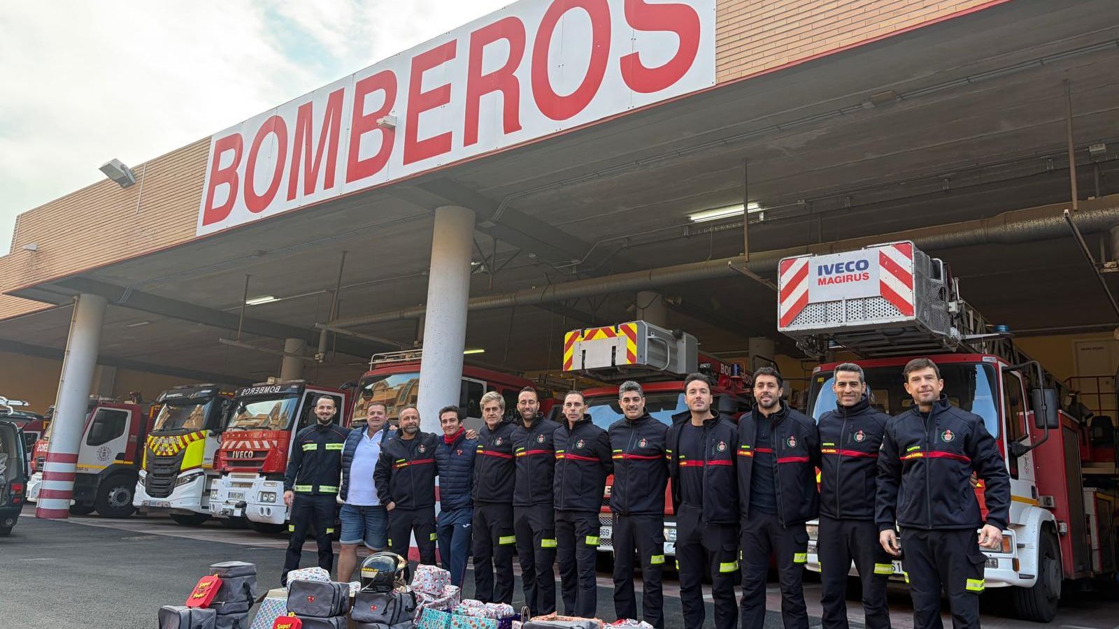 Los Bomberos de Almería han visitado a los niños de Torrecárdenas.