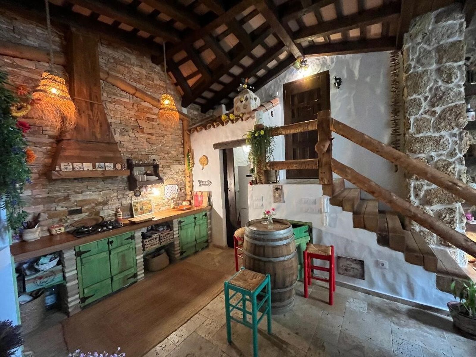 Cocina. Combina la piedra vista de sus paredes con la madera de sus techos y el mármol travertino  de su suelo.