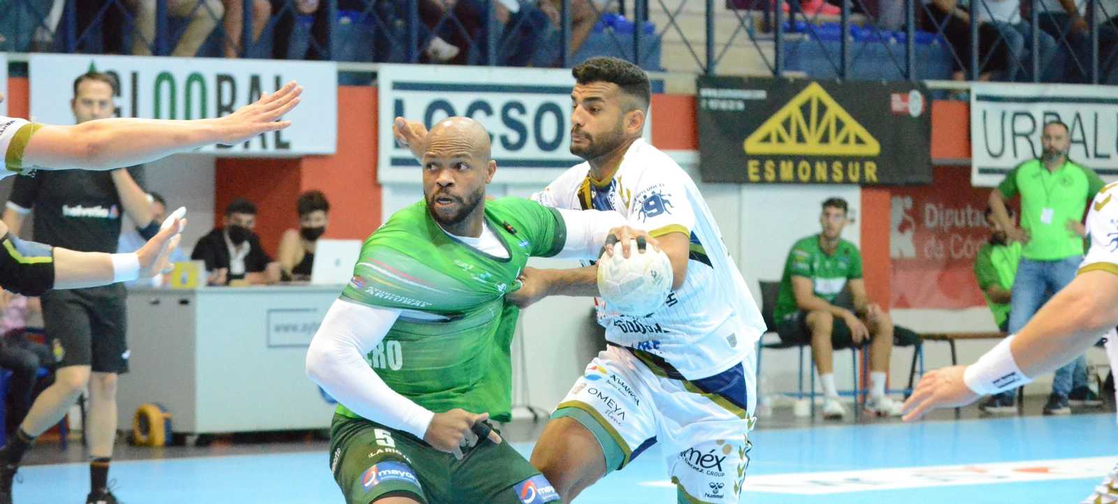 Marcio Da Silva intenta frenar el disparo de Rivero.