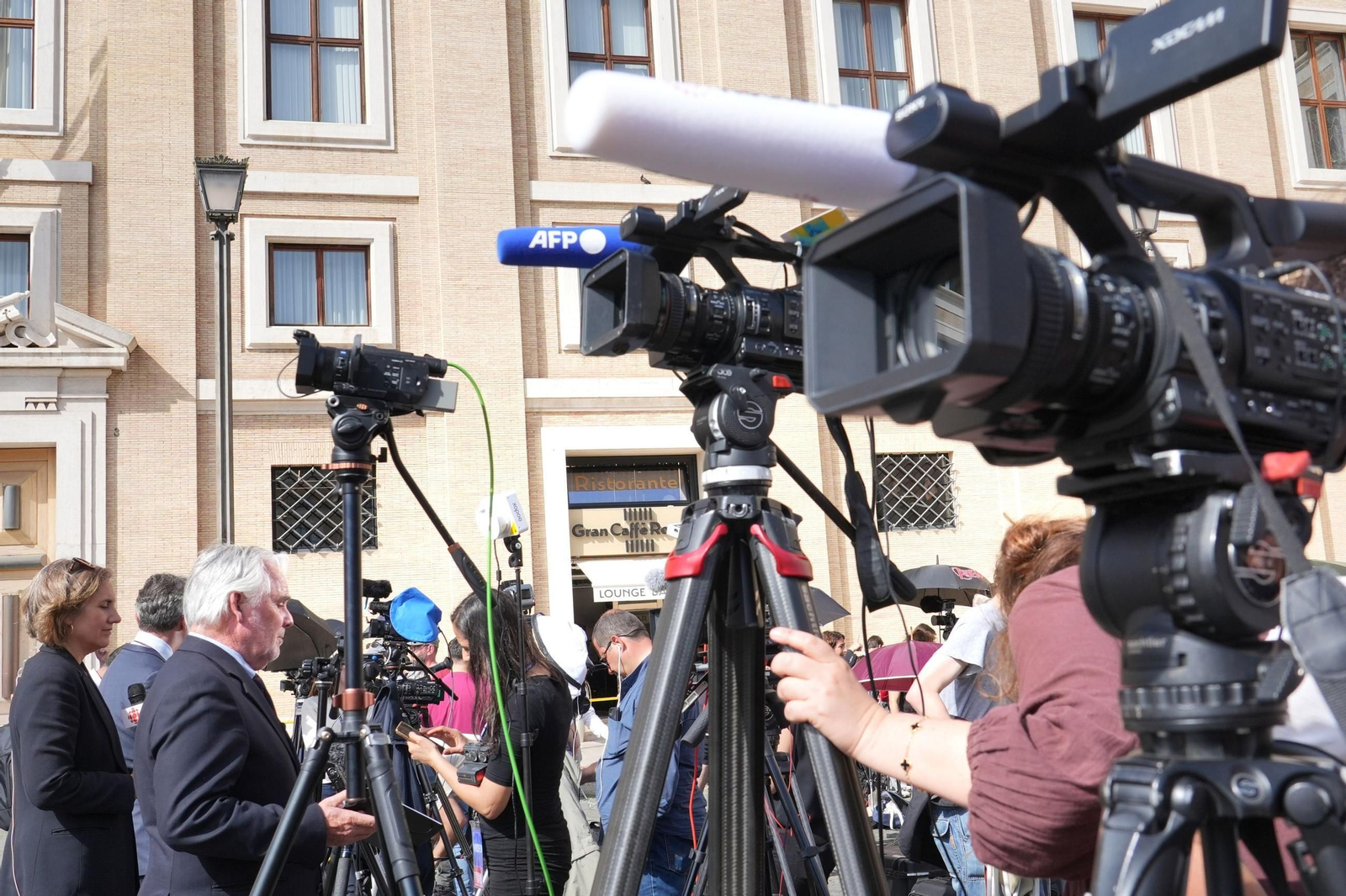 Fotos del ambiente en Roma tras la muerte del papa Francisco