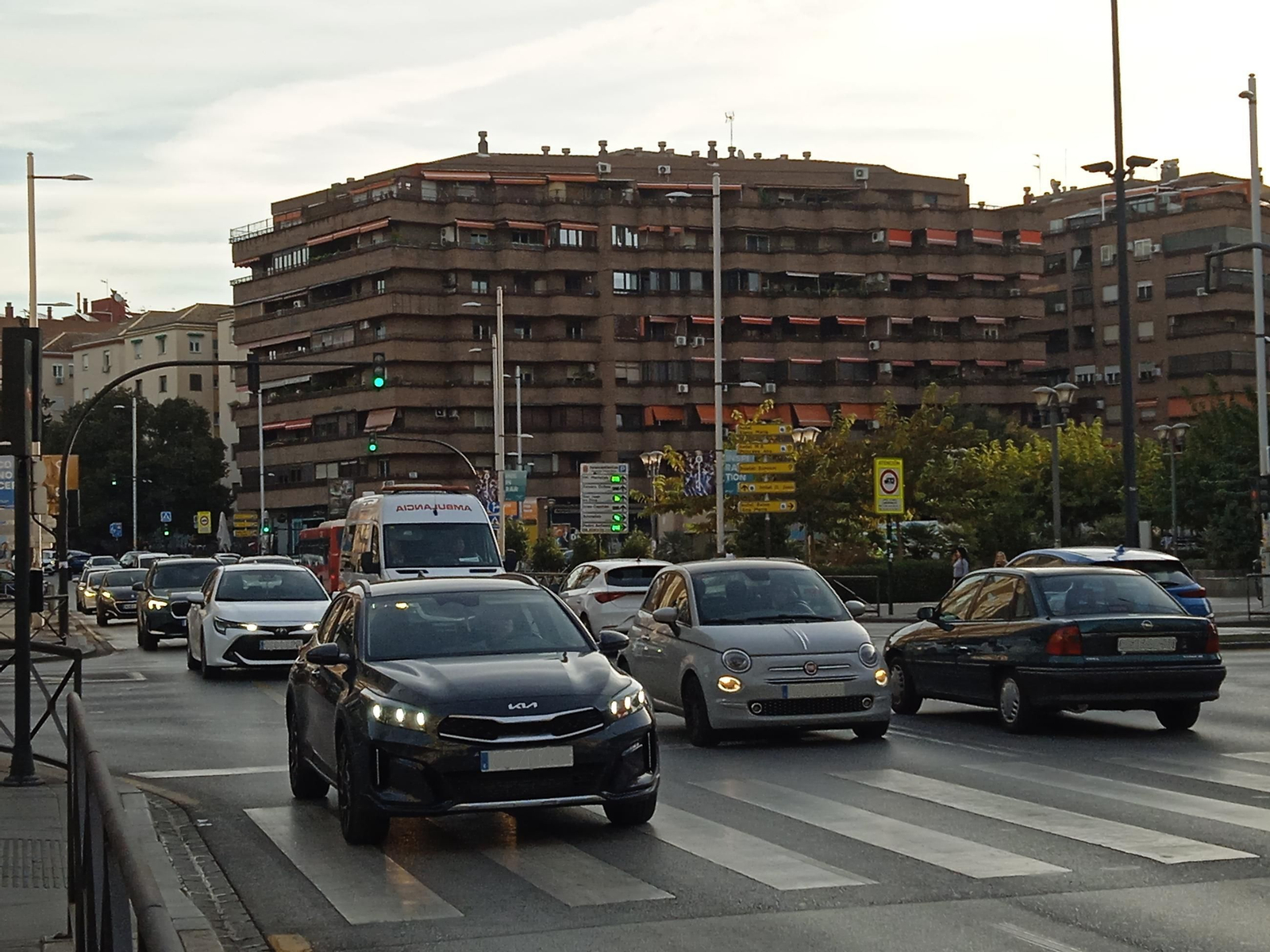 Imagen de archivo de tráfico por el centro de Granada capital