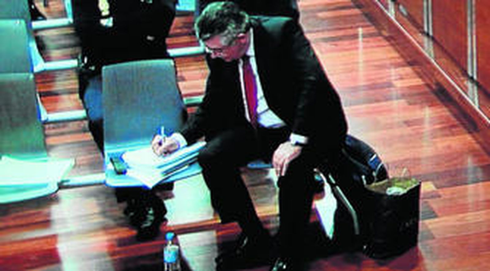 Juan Antonio Roca toma notas en una de las sesiones del juicio por el caso Malaya.