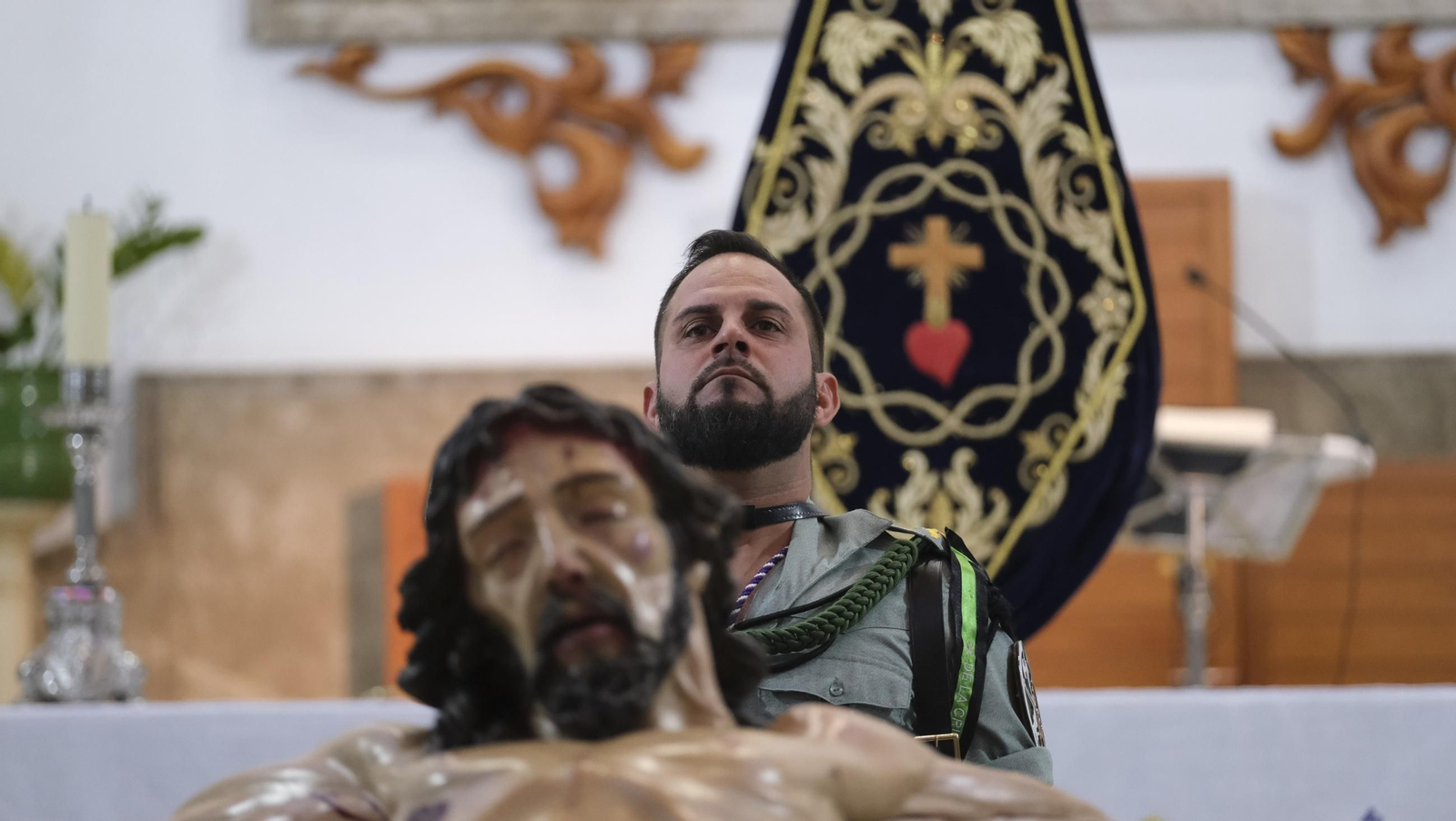 La Legión custodia el Cristo de la Buena Muerte en la Semana Santa de El Parador 2025