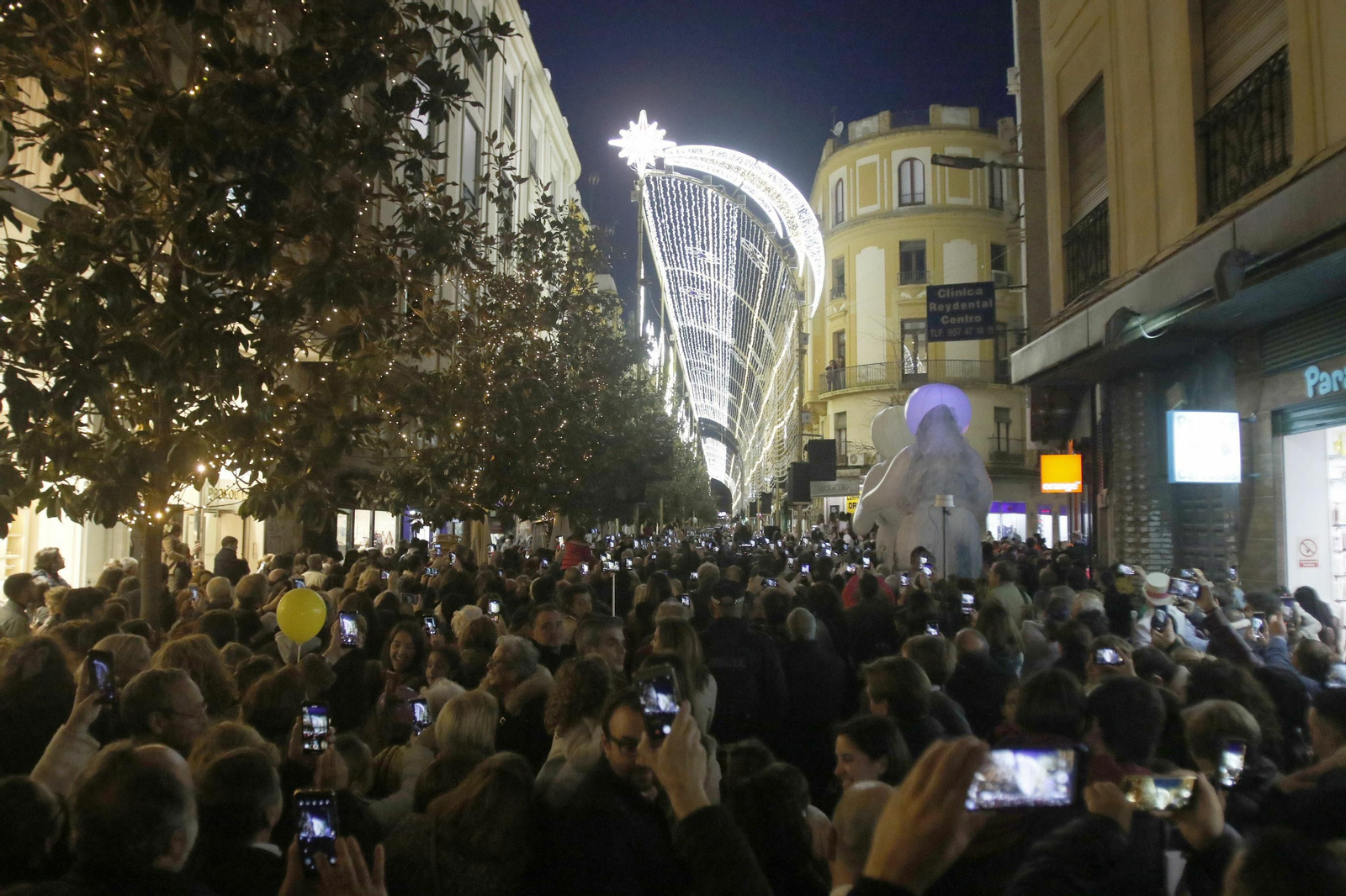 Inauguración del alumbrado navideño en la antigua calle Cruz Conde.