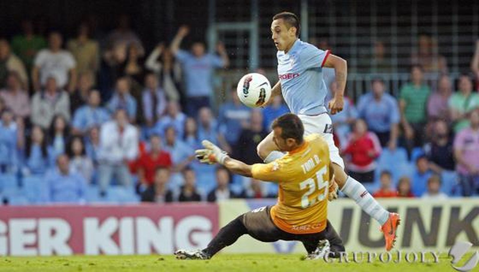 El exxerecista Fabián Orellana pica el balón ante la salida de Doblas en el cuarto gol del Celta.

Foto: lof