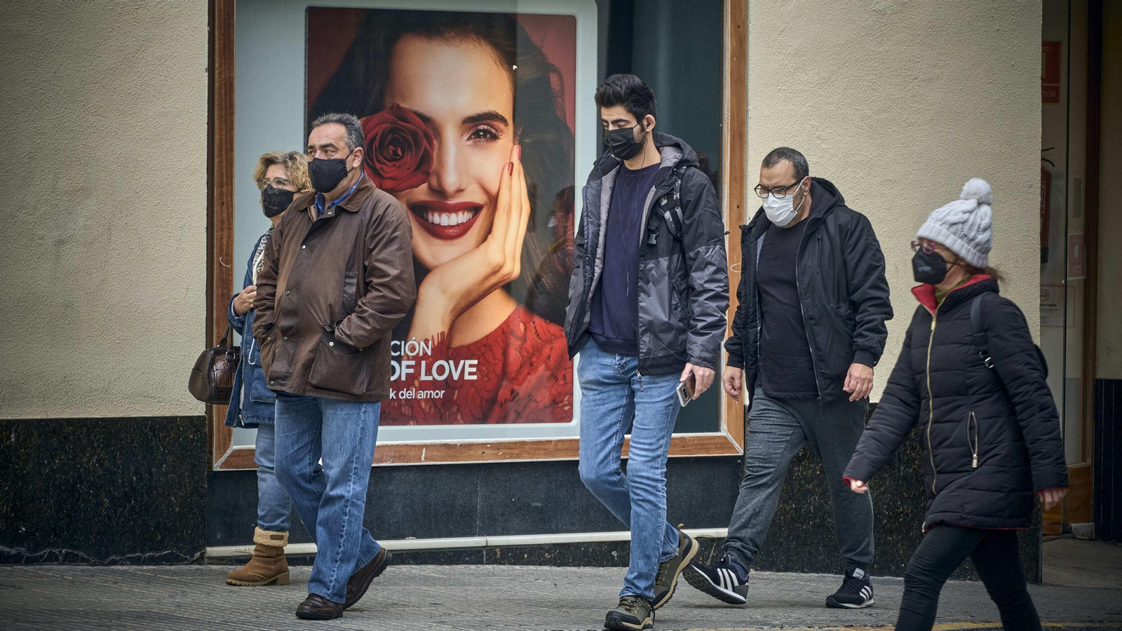 Un grupo de ciudadanos paseando por el centro de Cádiz.
