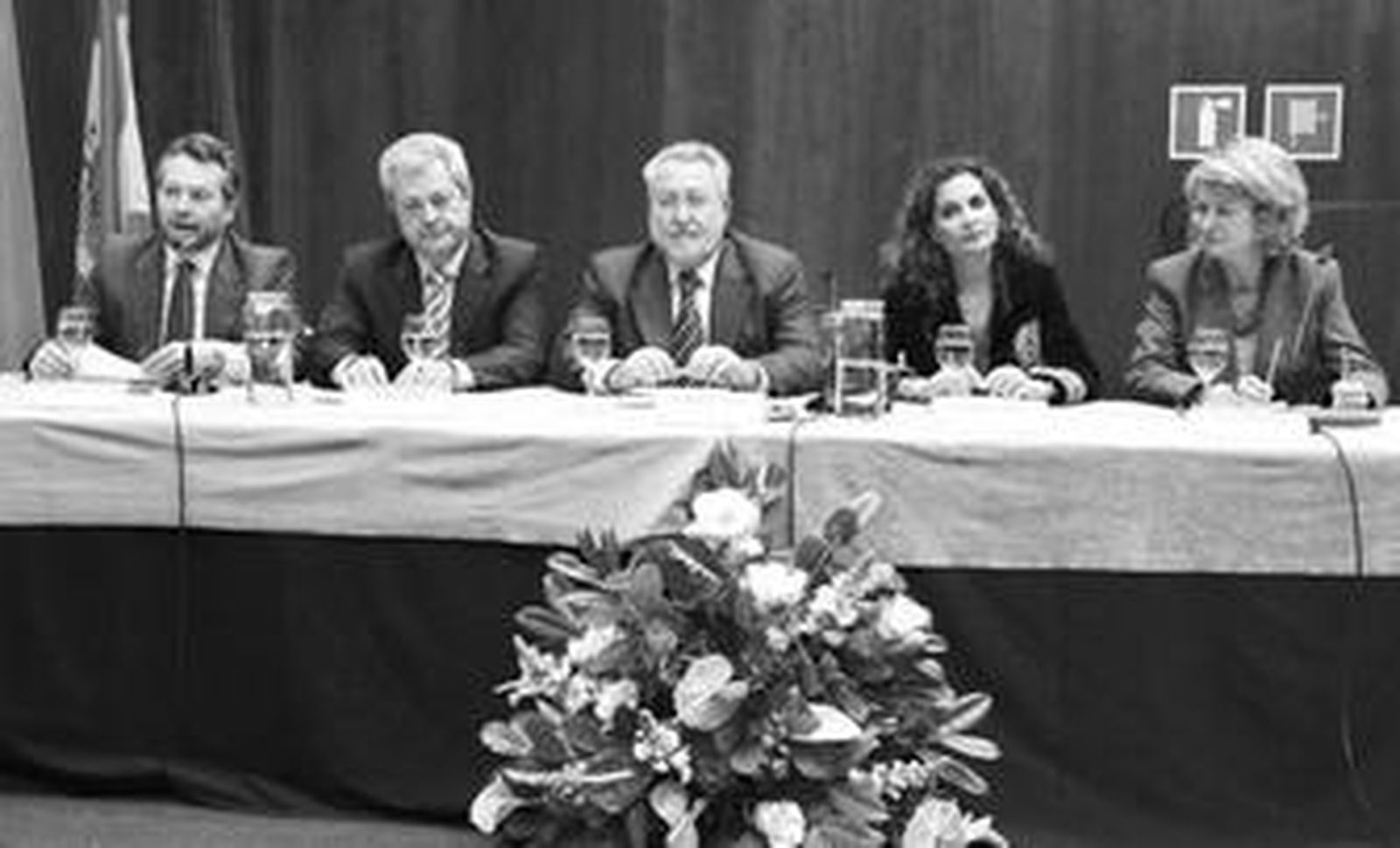 José Joly, Francisco Vallejo, Bernat Soria, María Jesús Montero y Regina Múzquiz, ayer, en el coloquio.