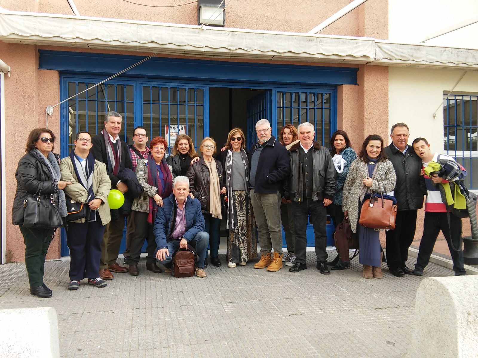 Concha Baras y sus compañeras, con los responsables de Afanas El Puerto y Bahía.