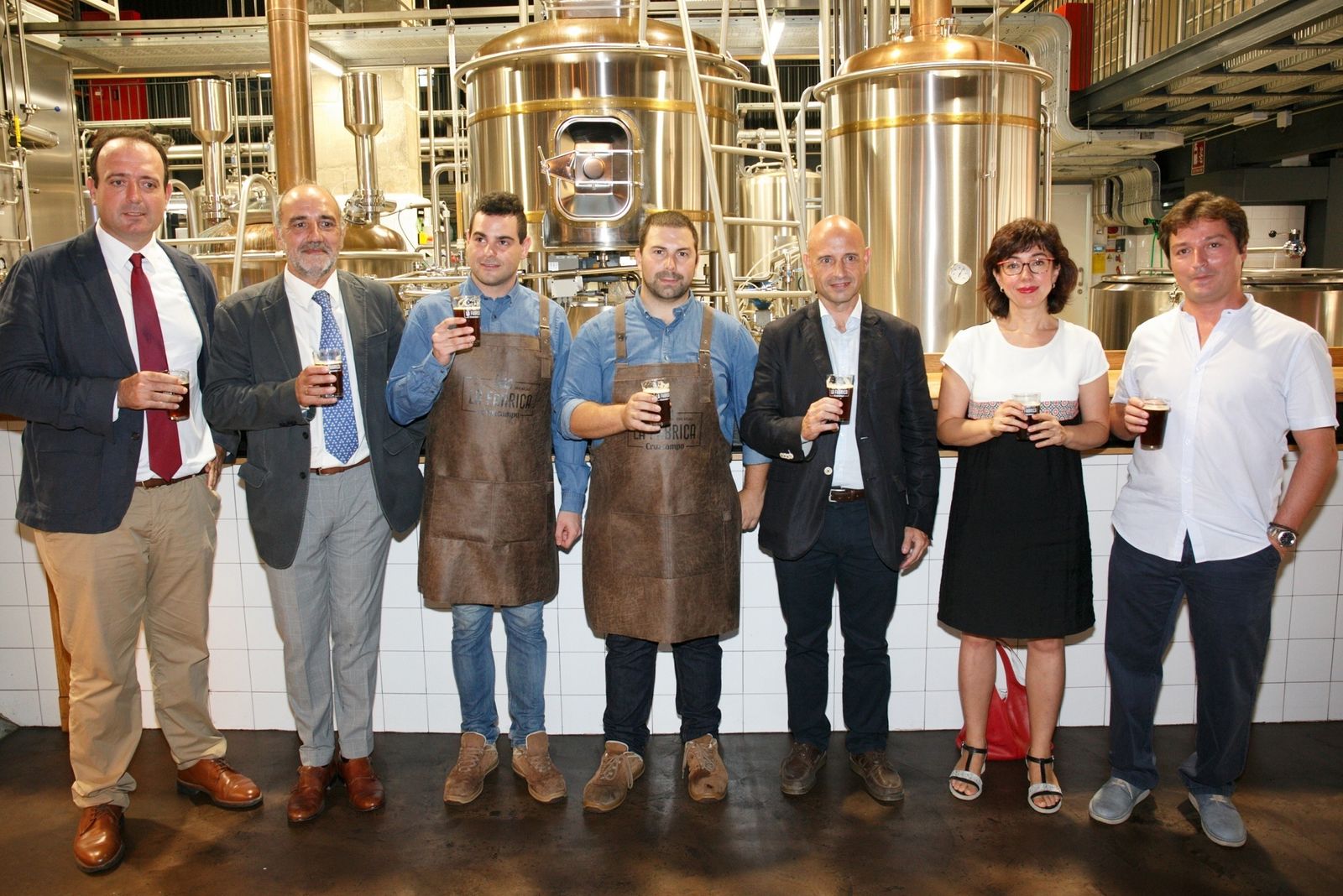 Presentación de la cerveza cultivada con cebada sostenible en campos de olivos.