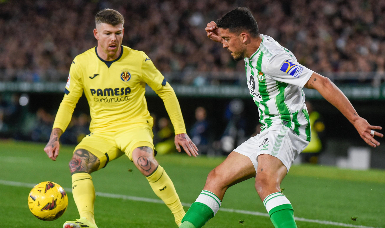 Fornals disputa el balón con Alberto Moreno.