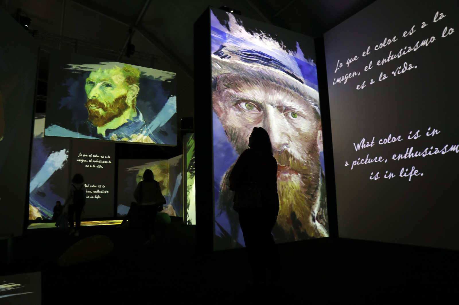 Presentación de la exposición 'Van Gogh Alive' en el Muelle Uno de Málaga.