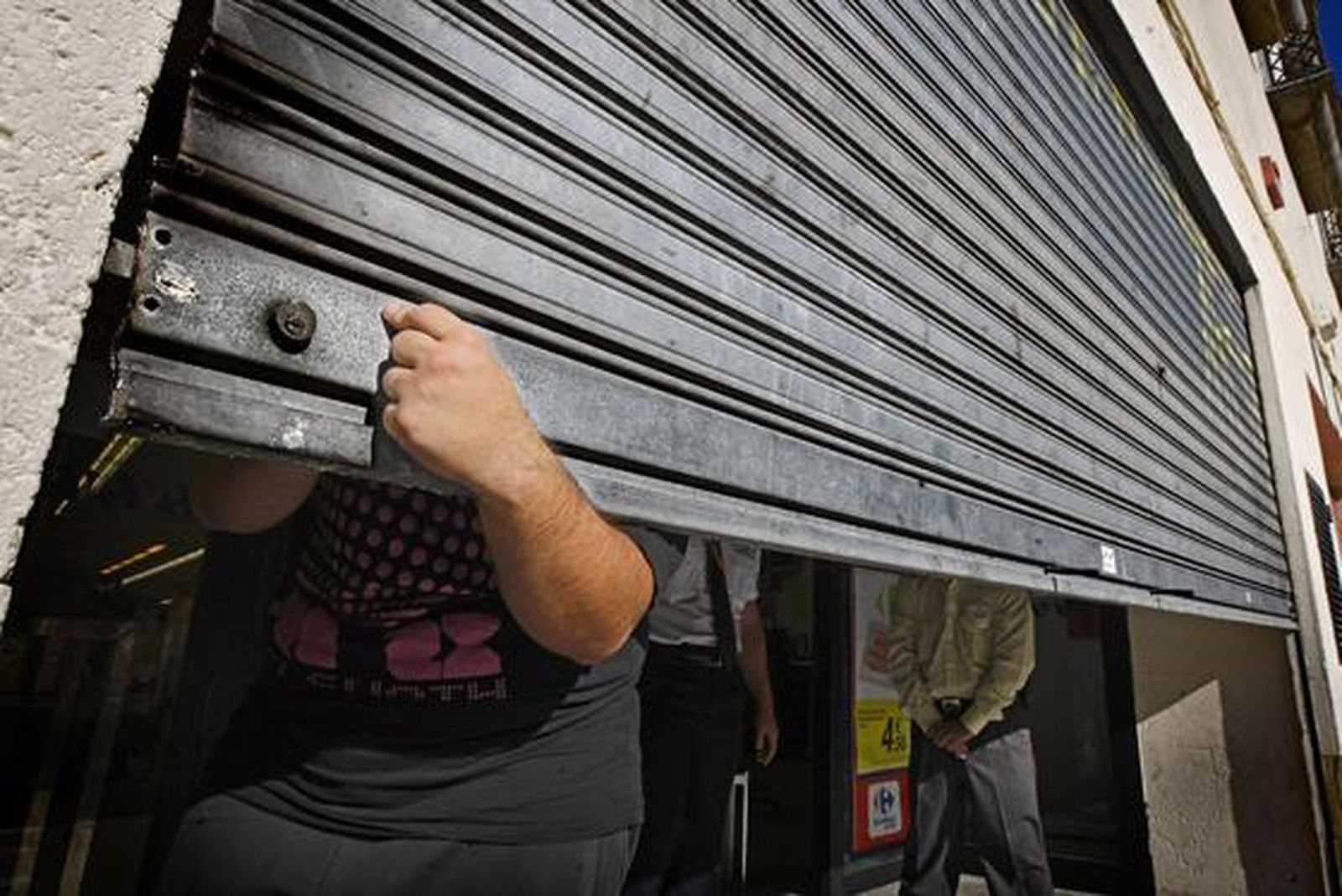 Los piquetes tomaron el centro de la capital desde primera hora de la mañana para impedir la apertura de comercios y empresas. /Julio González