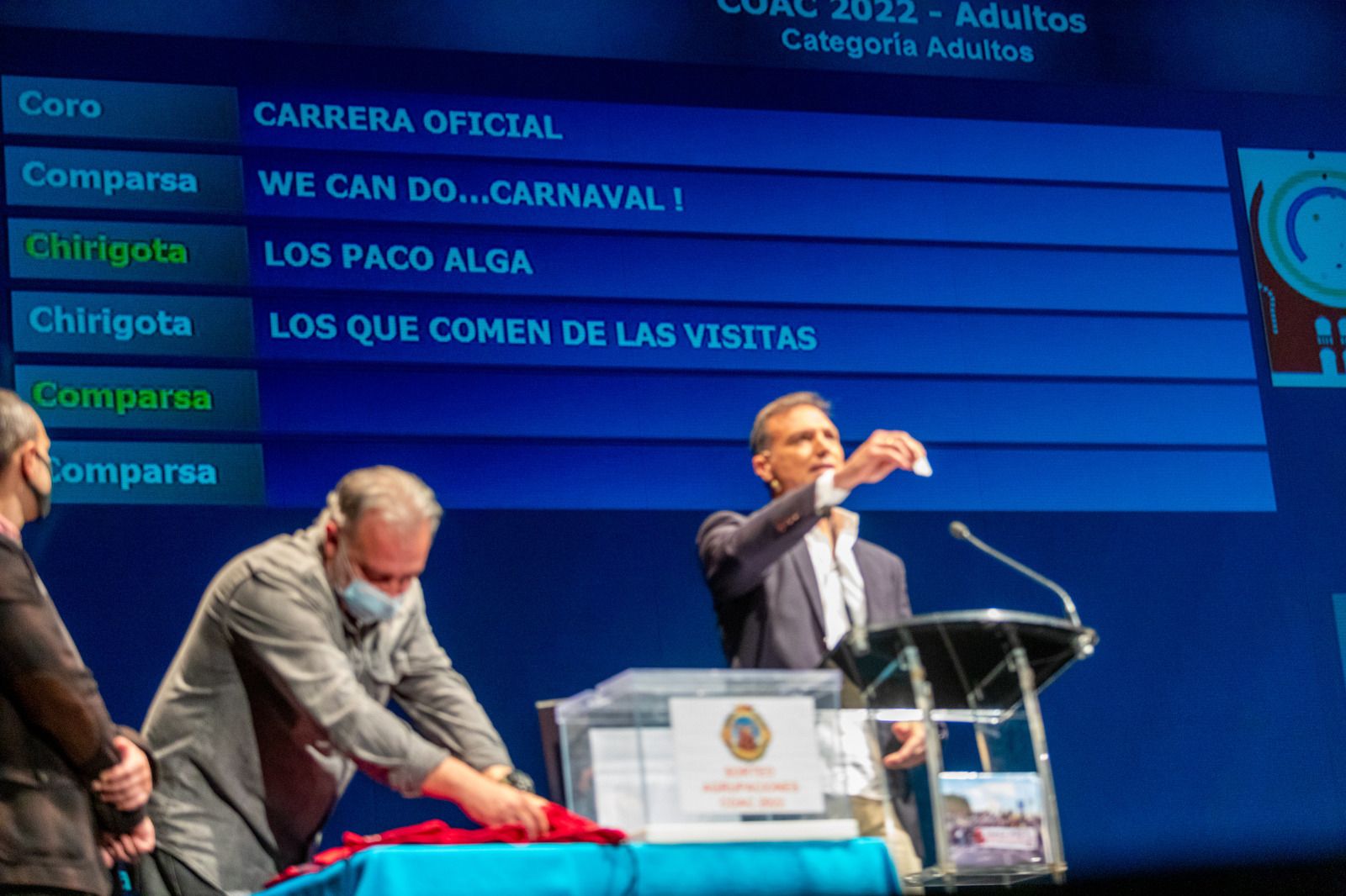 Enrique Miranda saca una de las fichas en sorteo del COAC 2022.