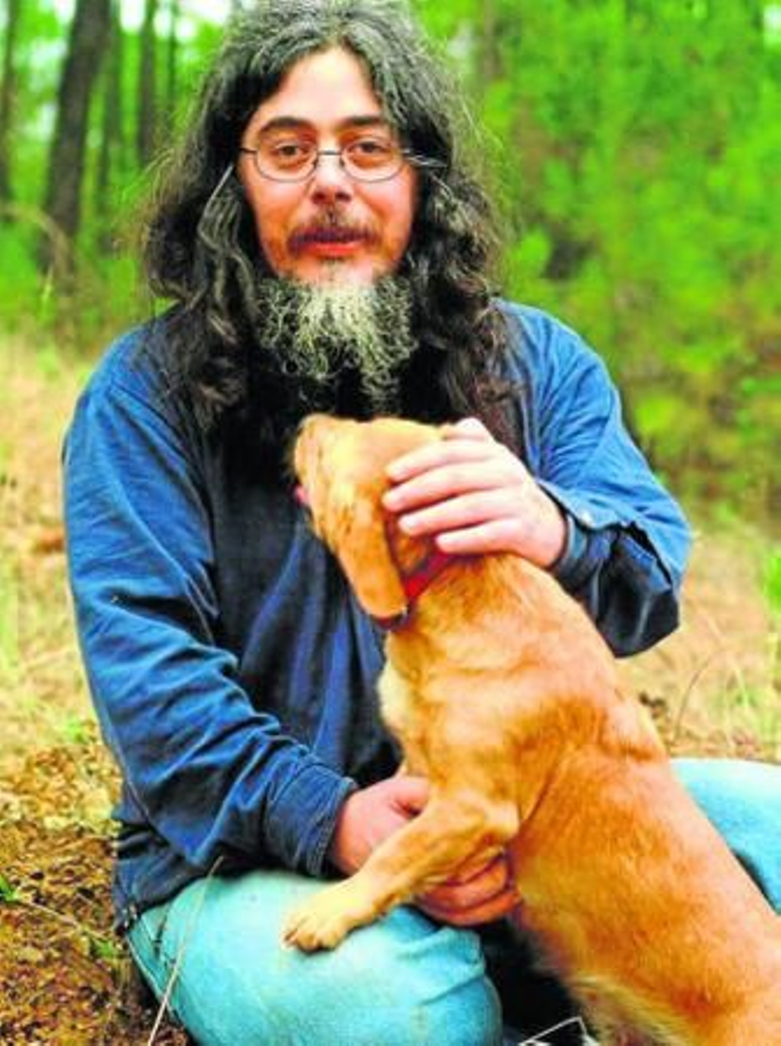 Manuel Moya, con su perro en Fuenteheridos. Manuel Moya, con su perro en Fuenteheridos.