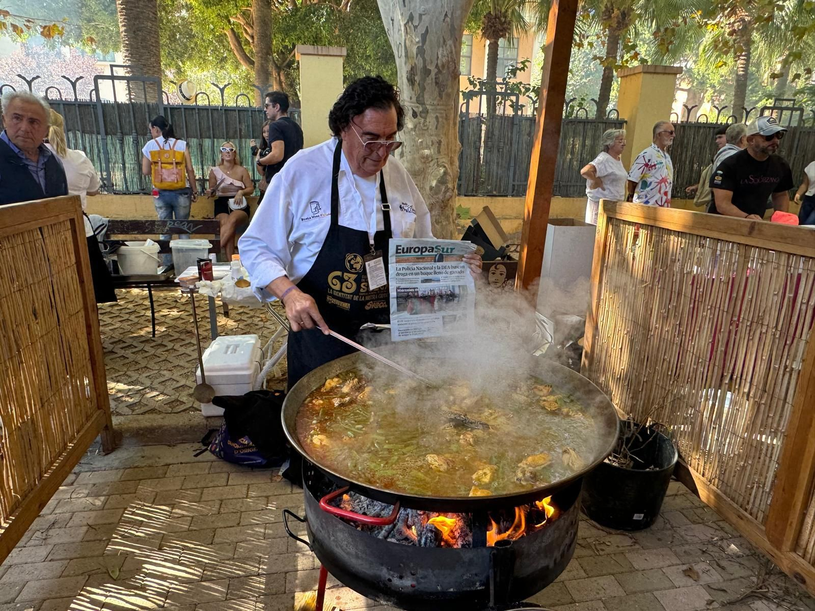 Manuel Moreno, cocinando la paella para el concurso con un ejemplar de 'Europa Sur'. Manuel Moreno, cocinando la paella para el concurso con un ejemplar de 'Europa Sur'.