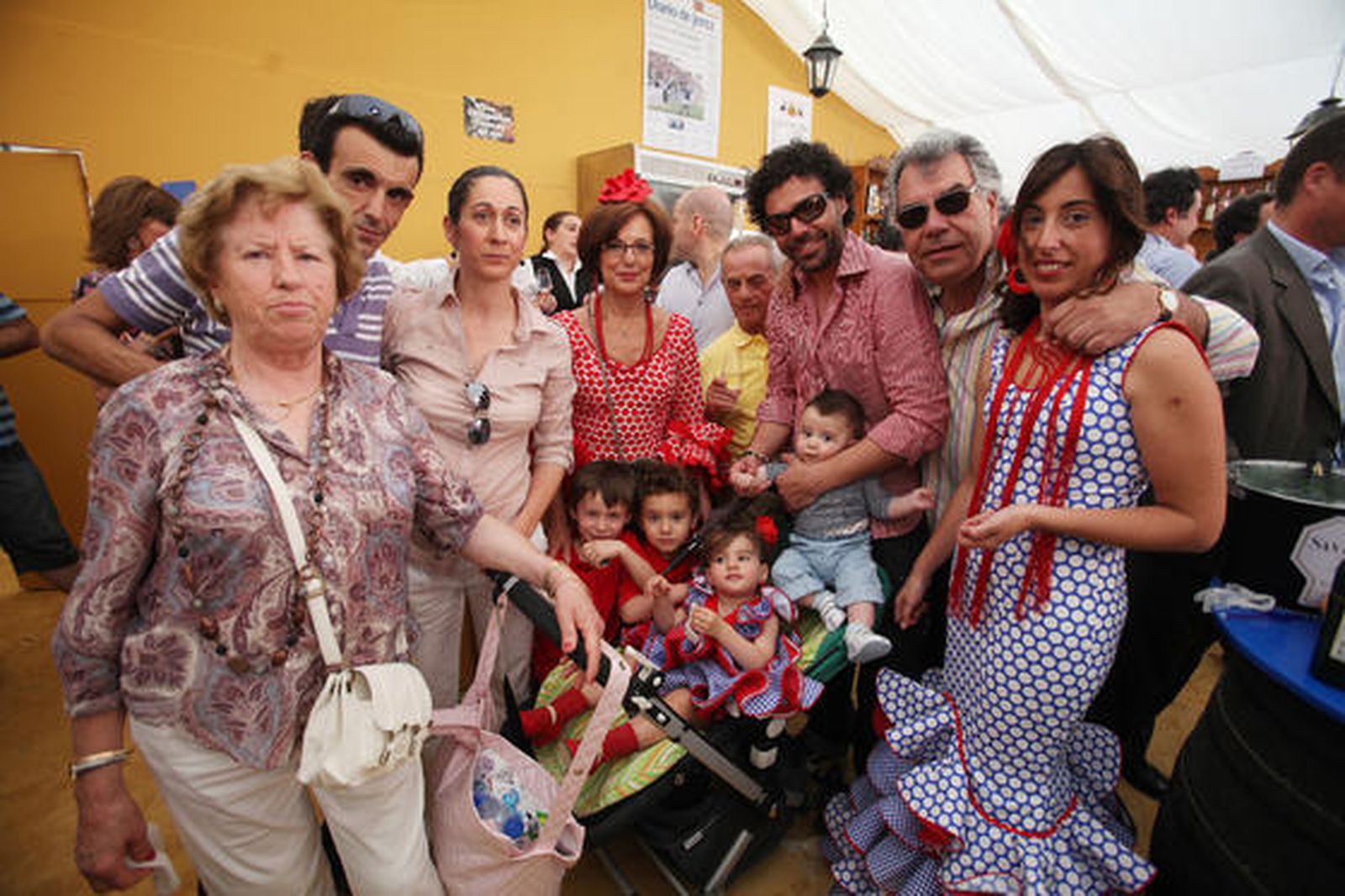 El humorista gráfico de Diario de Jerez, Pedro Carabante y su familia disfrutando de una agradable jornada.

Foto: Vanesa Lobo