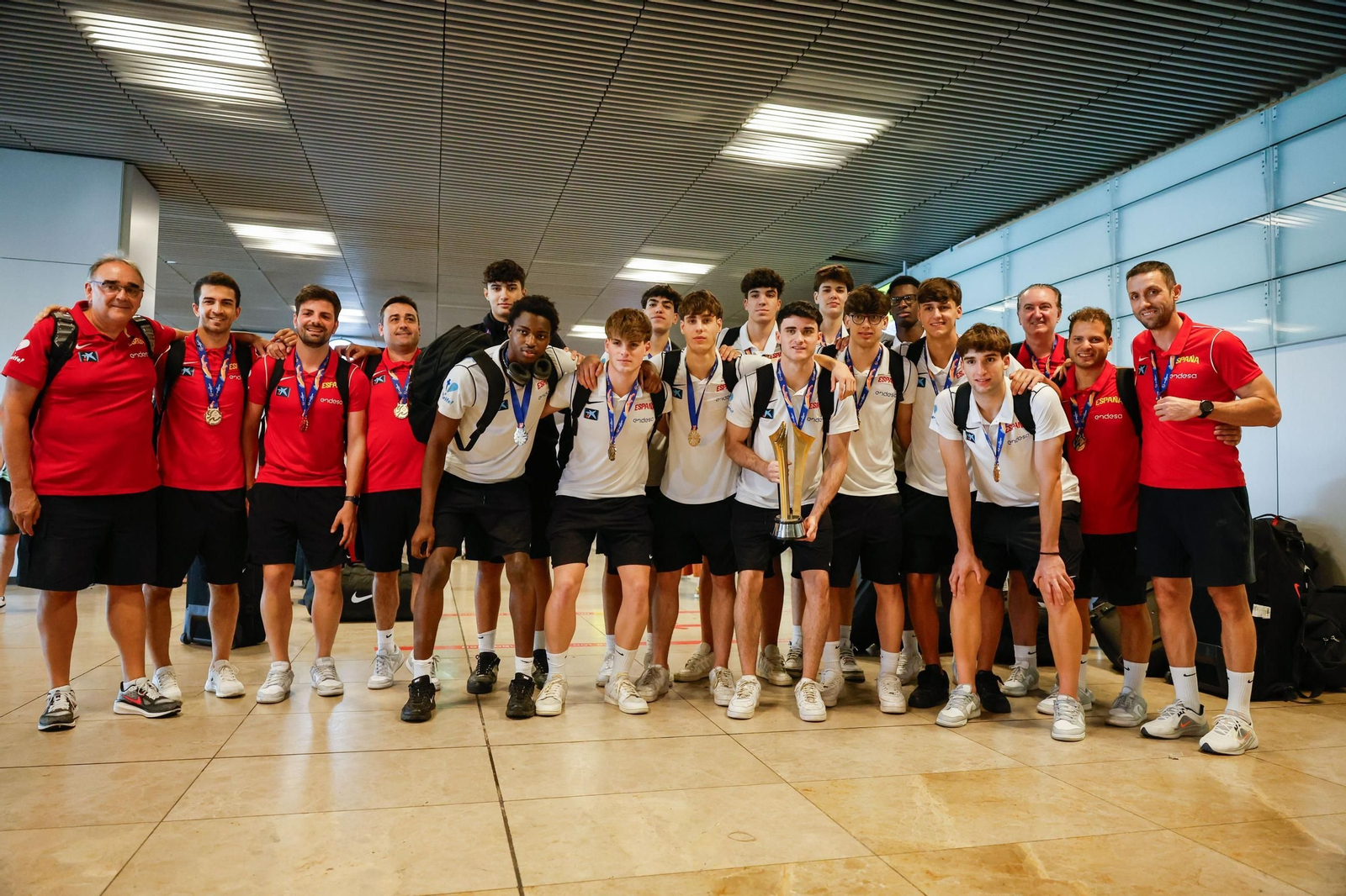 España sub 18 aterriza en Madrid con el oro