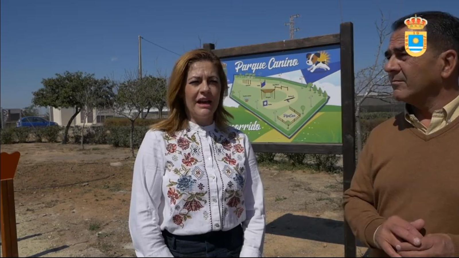 El alcalde y la edil de Servicios Urbanos durante la visita al Parque Canino.