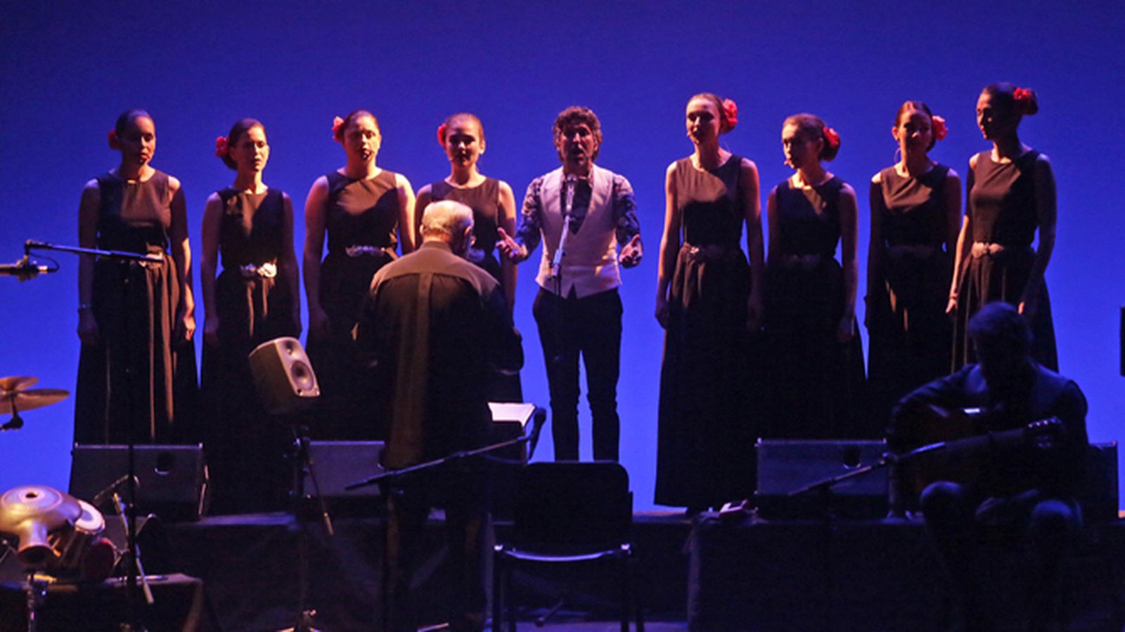 Arcángel y su coro de voces búlgaras en la escena del Gran Teatro Falla.