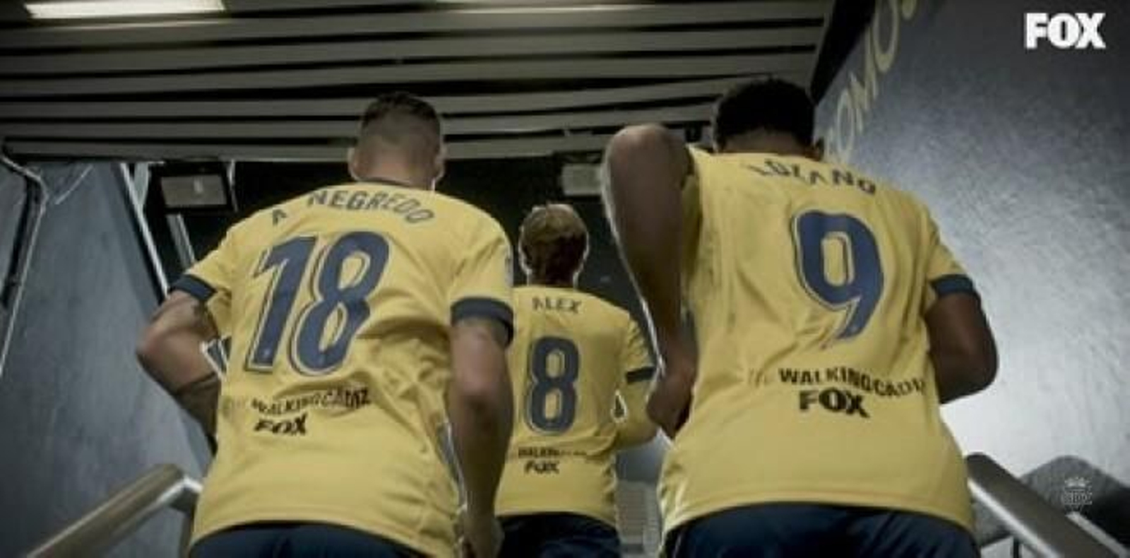 Negredo, Álex y Lozano salen al césped por el túnel de vestuarios.