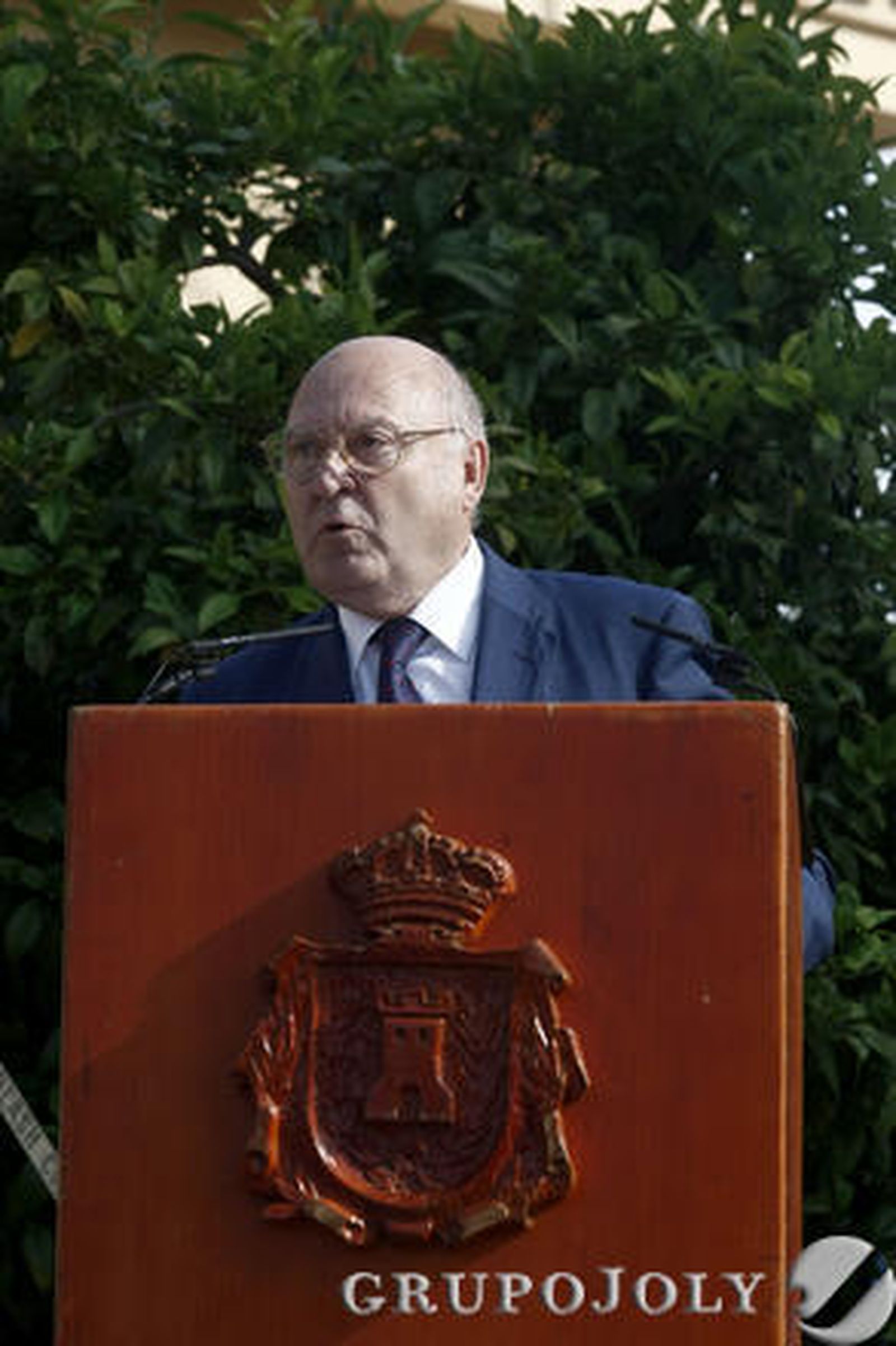 Las autoridades locales coronan a las reinas infantil y juvenil, María Jiménez y Marta Cabello  Foto: Erasmo Fenoy